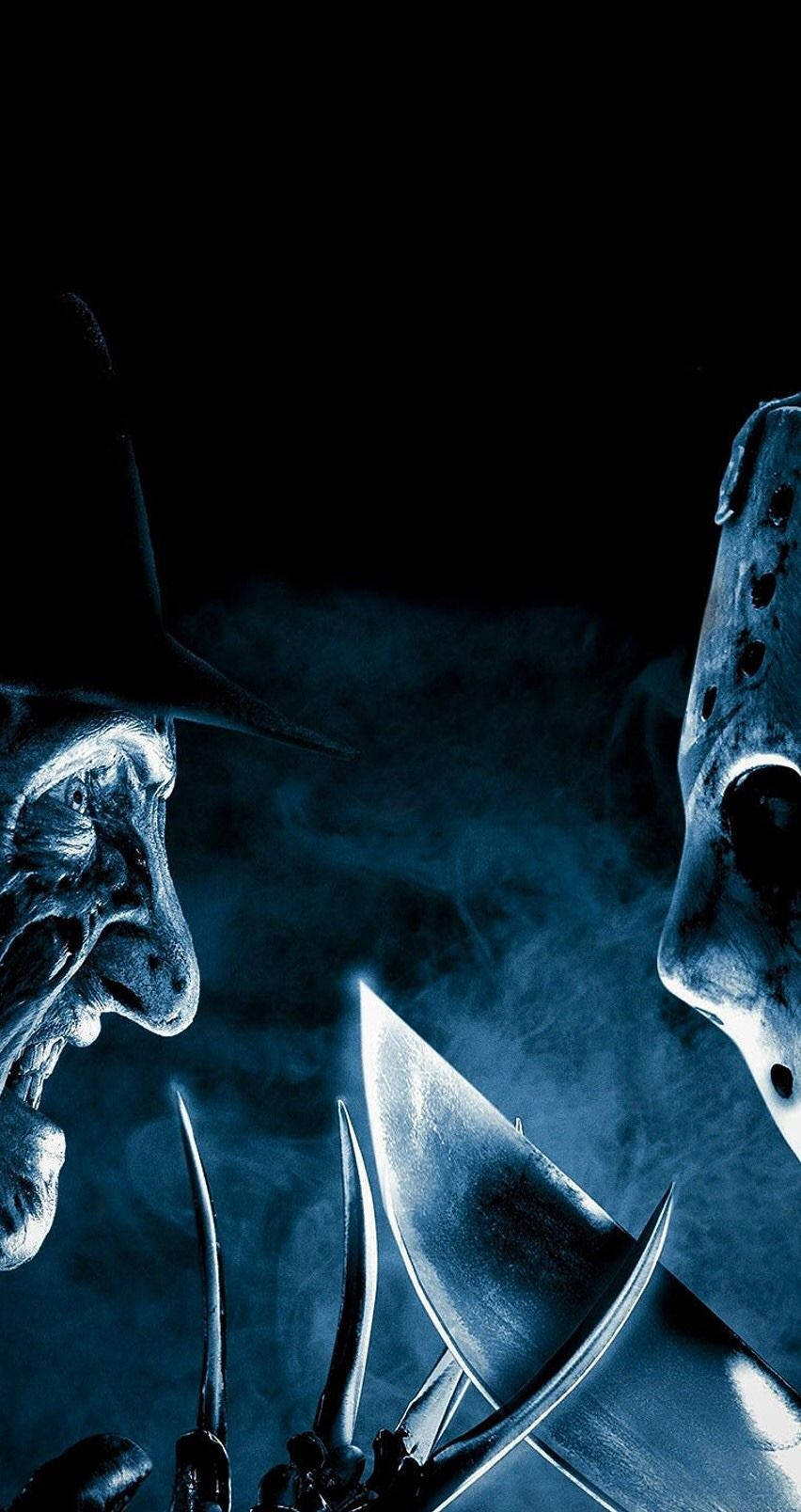 horror villains 桌布 壁紙 — 兩個標誌性恐怖反派在深藍色煙霧場景中對峙，手持鋒利刀片和威脅性面具。