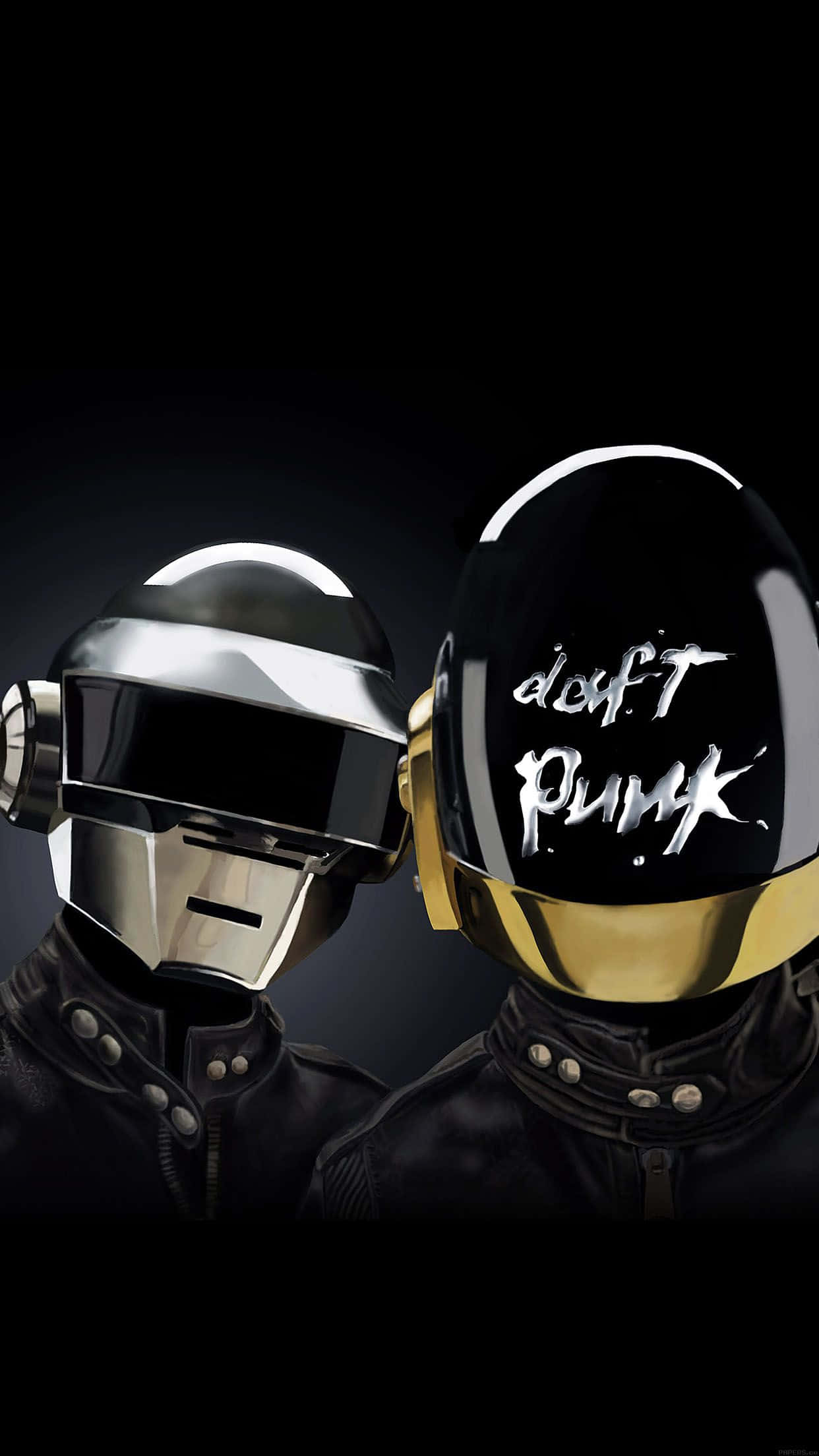 Cute Music 桌布 壁紙 — 兩個標誌性的 Daft Punk 機器人，戴著銀色和金色頭盔，站在深色背景前，其中一個頭盔上寫有他們的名字。