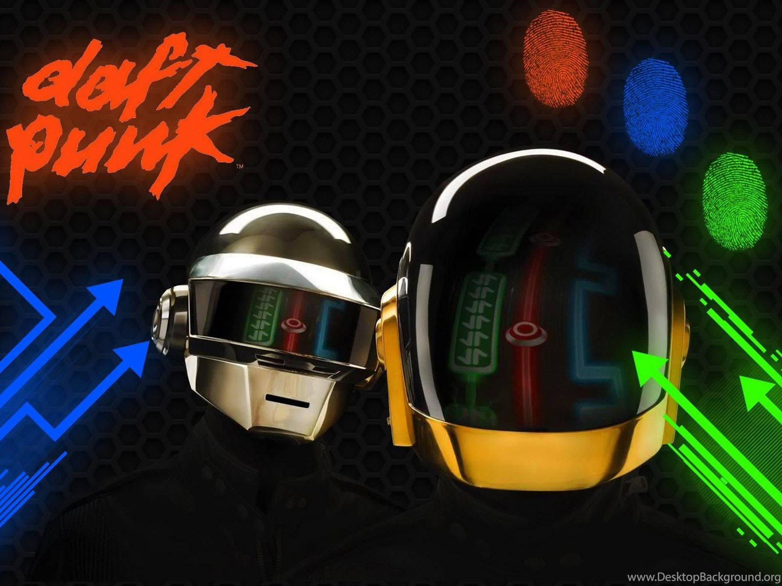 punk 桌布 壁紙 — 兩個標誌性的 Daft Punk 機器人，戴著銀色和金色頭盔，在黑暗的六邊形背景上發光，帶有霓虹箭頭和彩色指紋燈光。