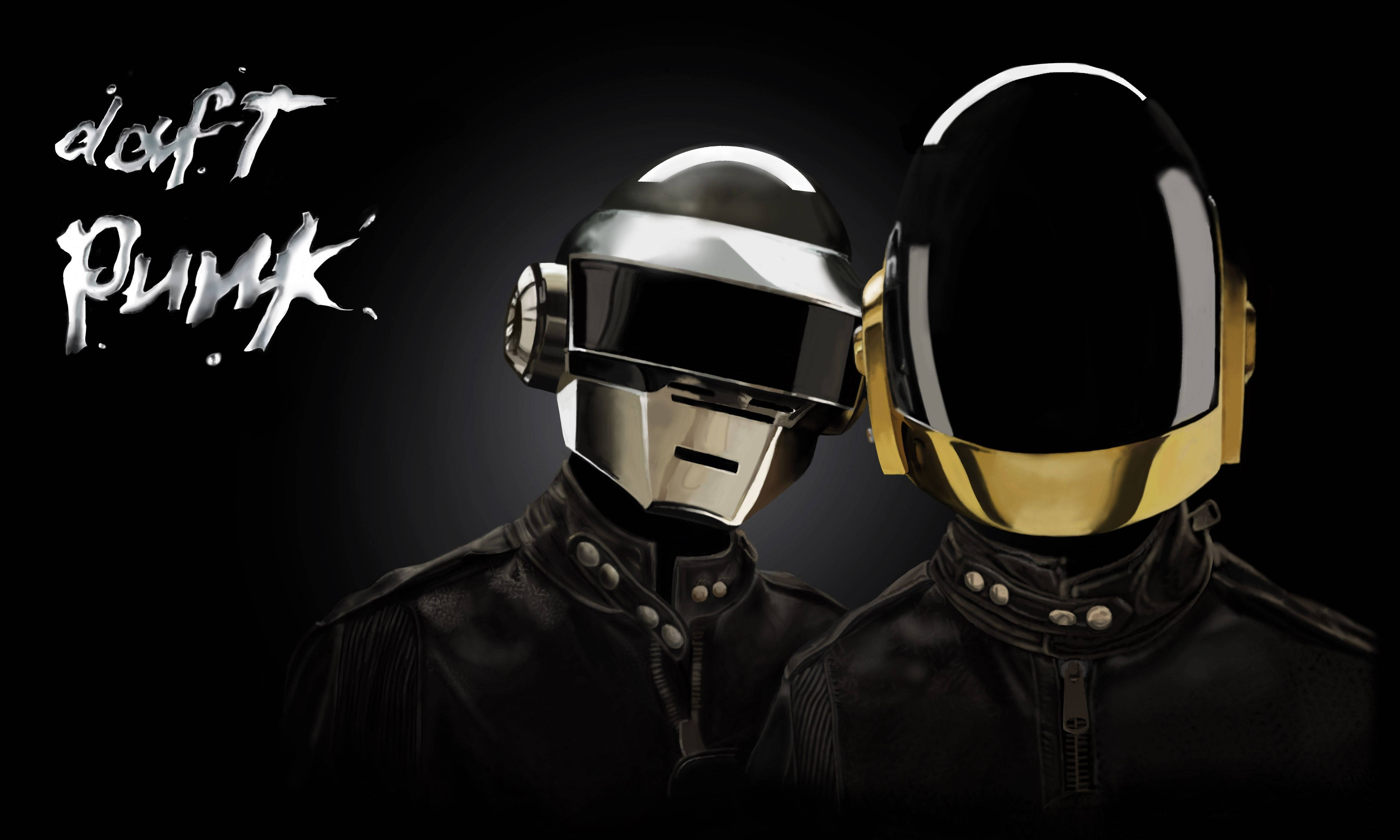 punk 桌布 壁紙 — 兩個標誌性的 Daft Punk 機器人，戴著銀色和金色頭盔，站在深色背景前，他們的名字以風格化的白色文字呈現。