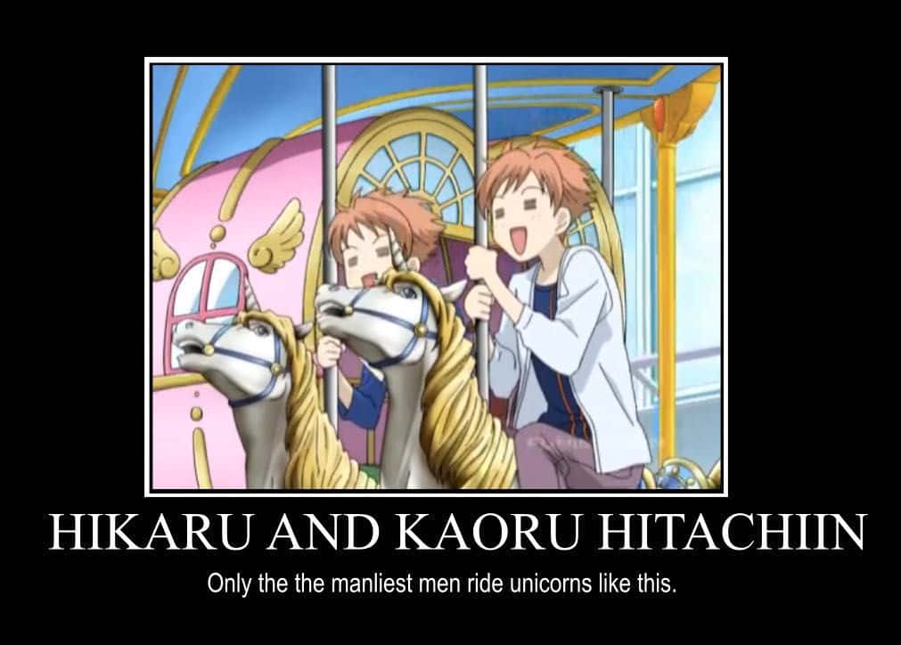 Kaoru Hitachiin 桌布 壁紙 — 兩個橙色頭髮的動畫男孩在藍天下騎著一個帶有金色裝飾和白色獨角獸的粉紅色旋轉木馬。