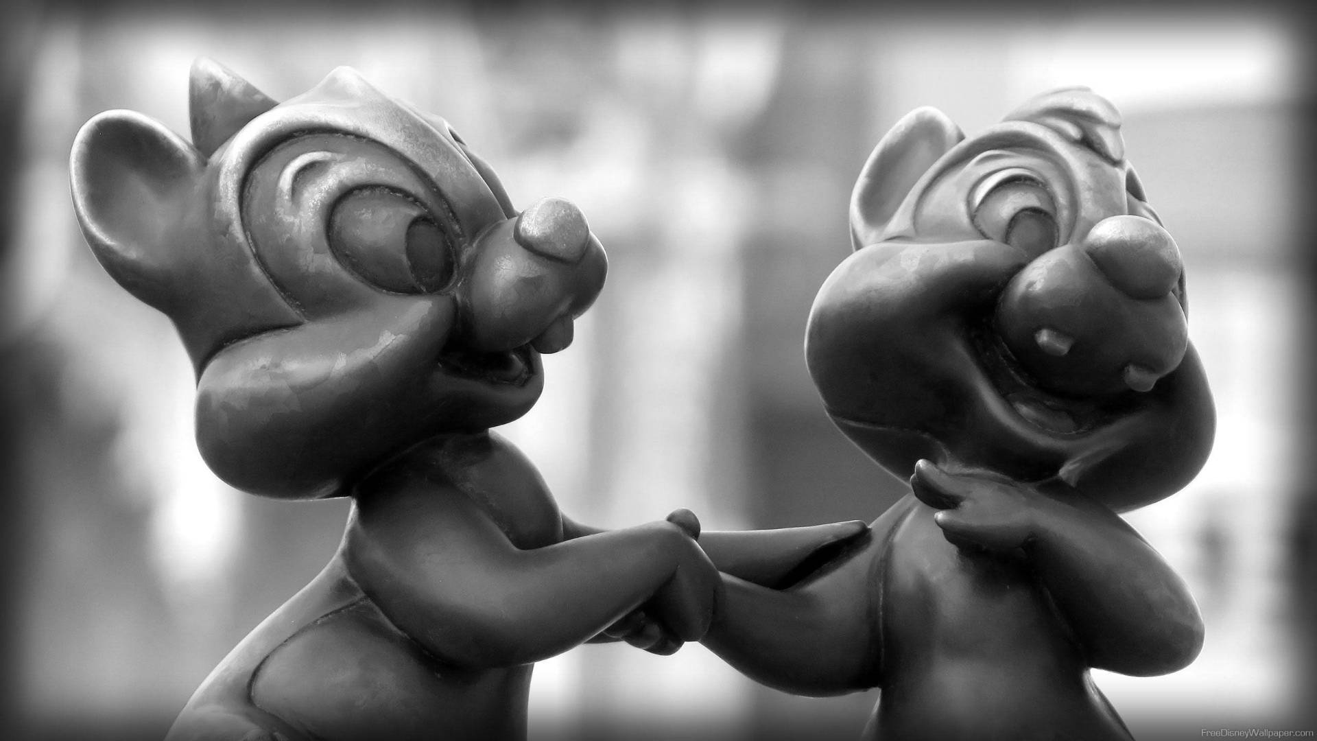 Cartoon Characters 桌布 壁紙 — 兩個歡快的卡通花栗鼠雕像在黑白特寫中握手，背景柔和模糊。