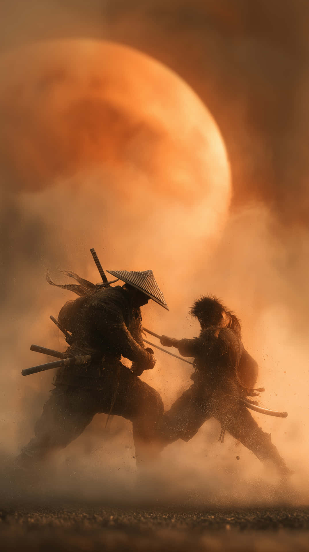 Desert Duel 壁紙 — 兩個武士在塵土飛揚的田野中交鋒，一輪巨大的橙色月亮投下長長的陰影。