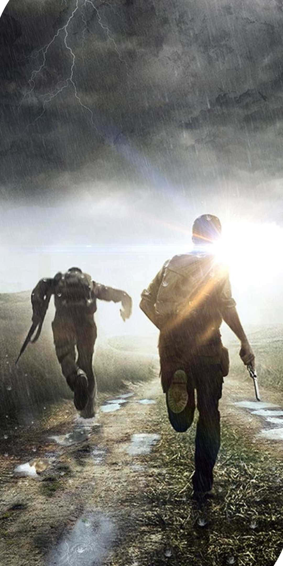 電玩遊戲 桌布 壁紙 — 兩個武裝人物在暴風雨的天空下奔跑在雨水浸透的田野上，閃電照亮了他們的道路。