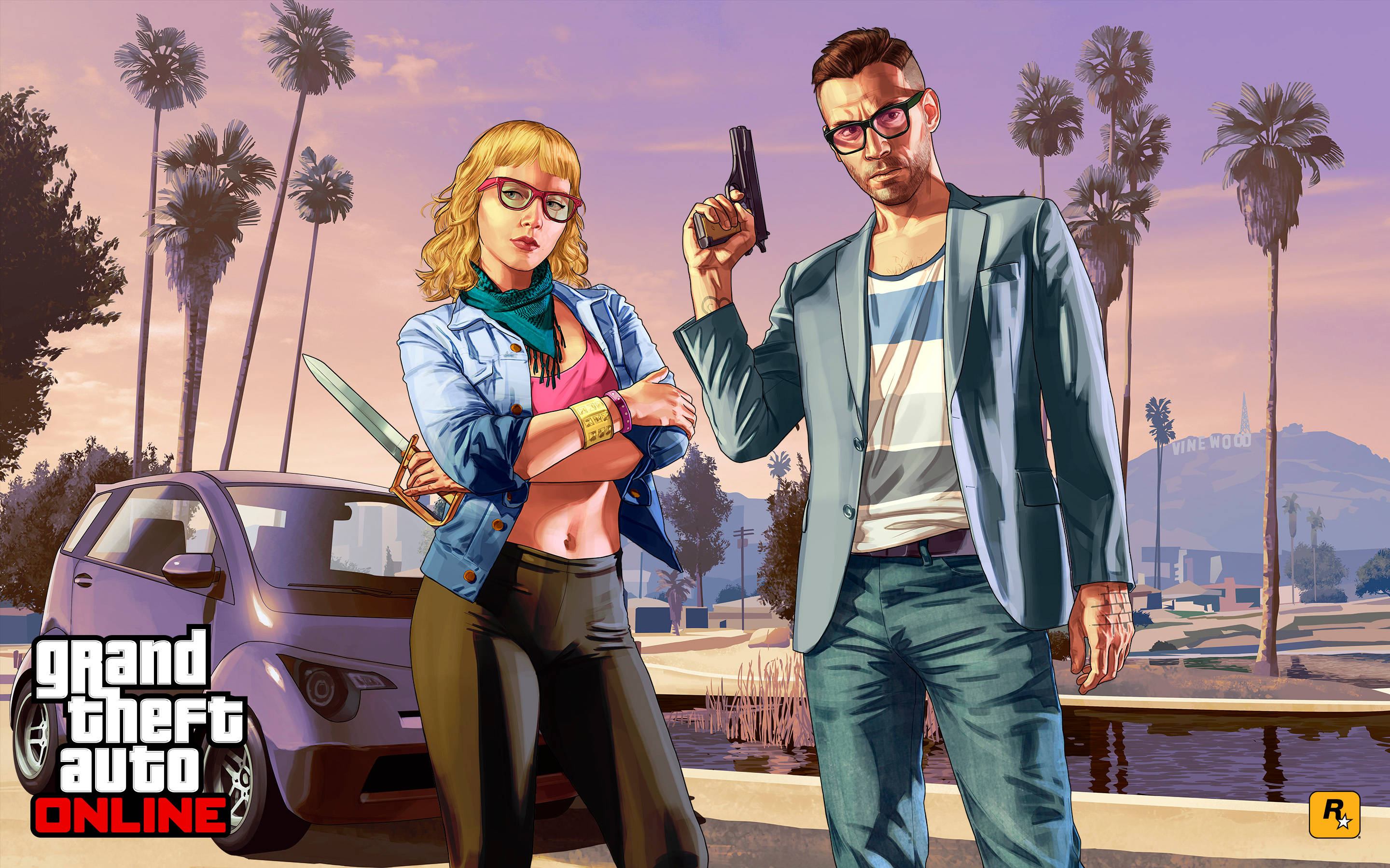 Gta 桌布 壁紙 — 兩個武裝角色自信地站在車旁，棕櫚樹日落下的GTA Online場景。