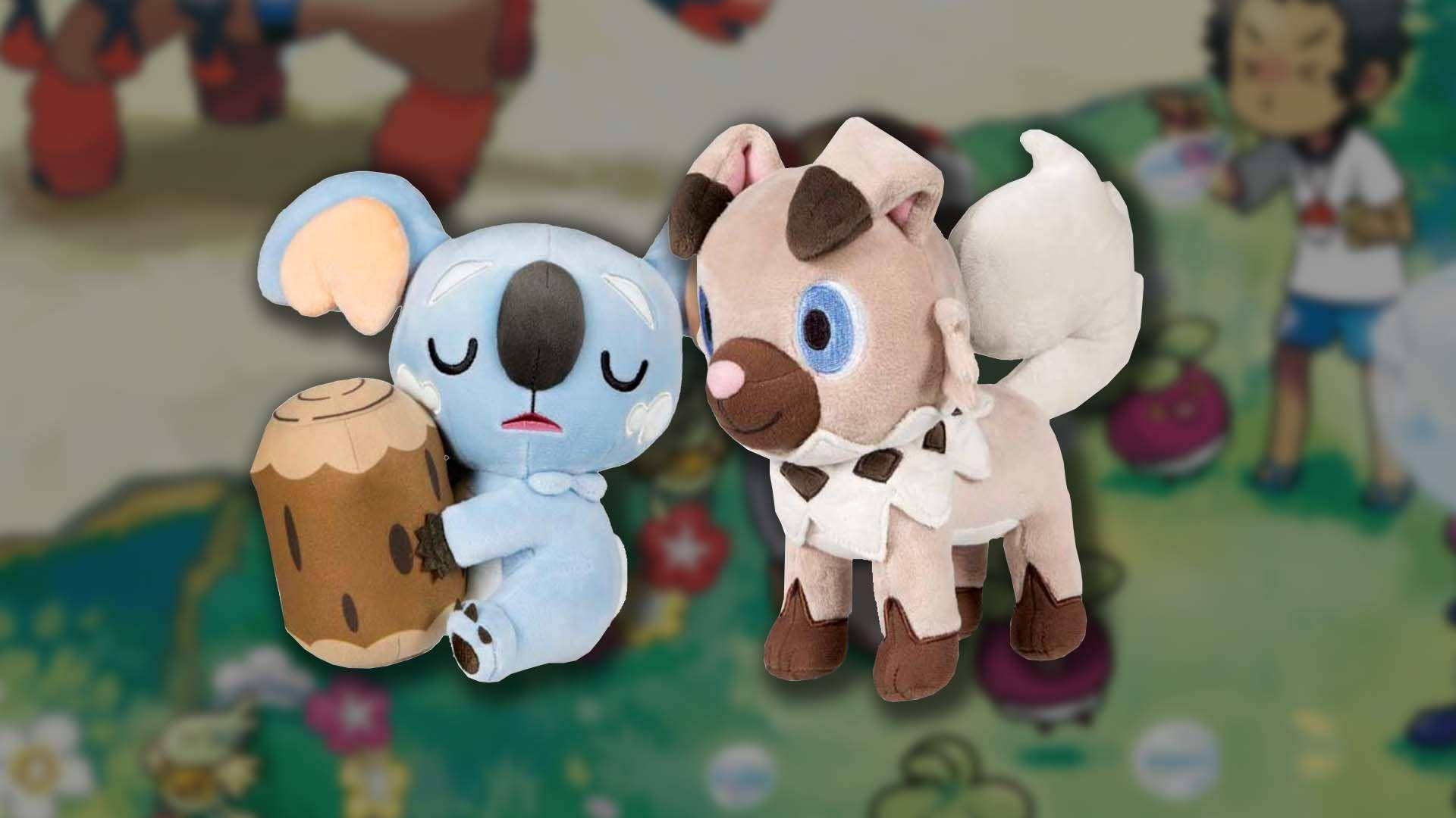 寶可夢 桌布 壁紙 — 兩個毛絨 Pokémon 玩具，一隻藍色無尾熊抱著一根木頭和一隻米色狐狸般的生物，站在色彩繽紛的遊戲地圖背景前。
