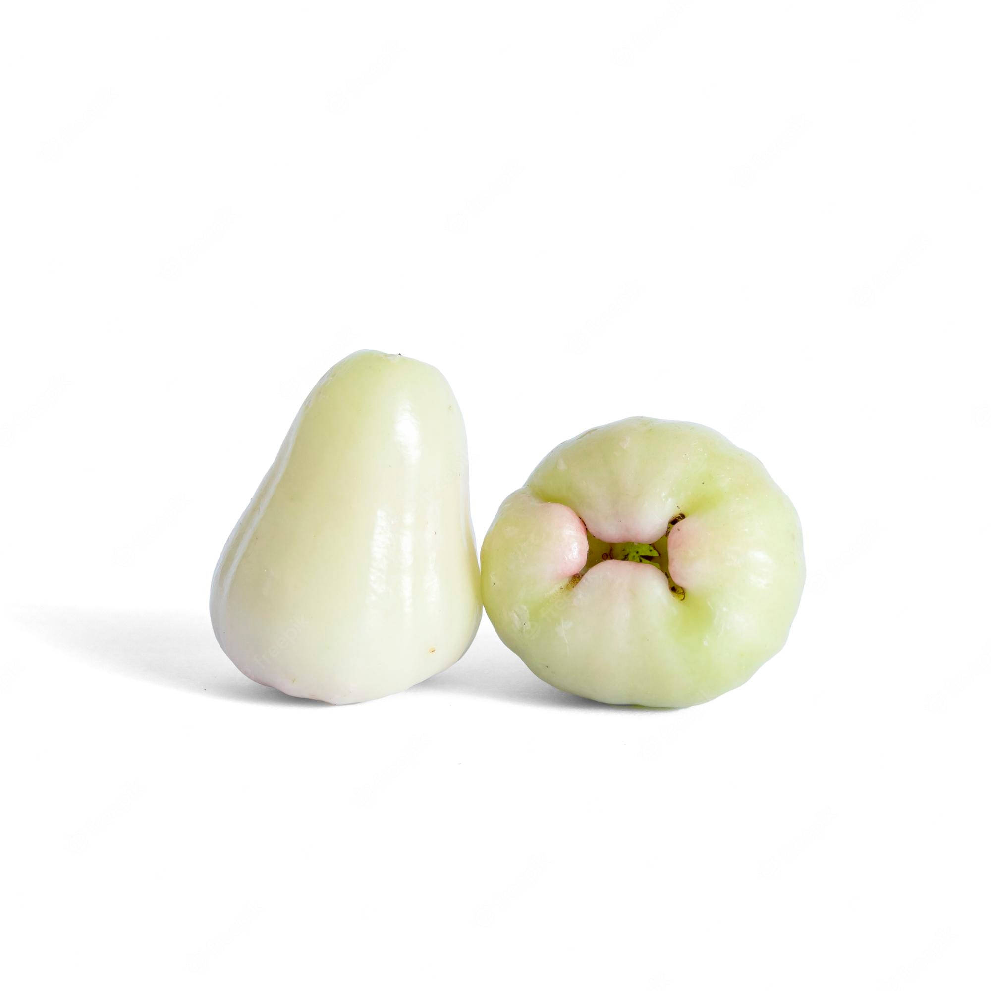 Fruits 桌布 壁紙 — 兩個淡綠色玫瑰蘋果，一個完整，一個切半，露出粉紅色果肉，背景為純白色。