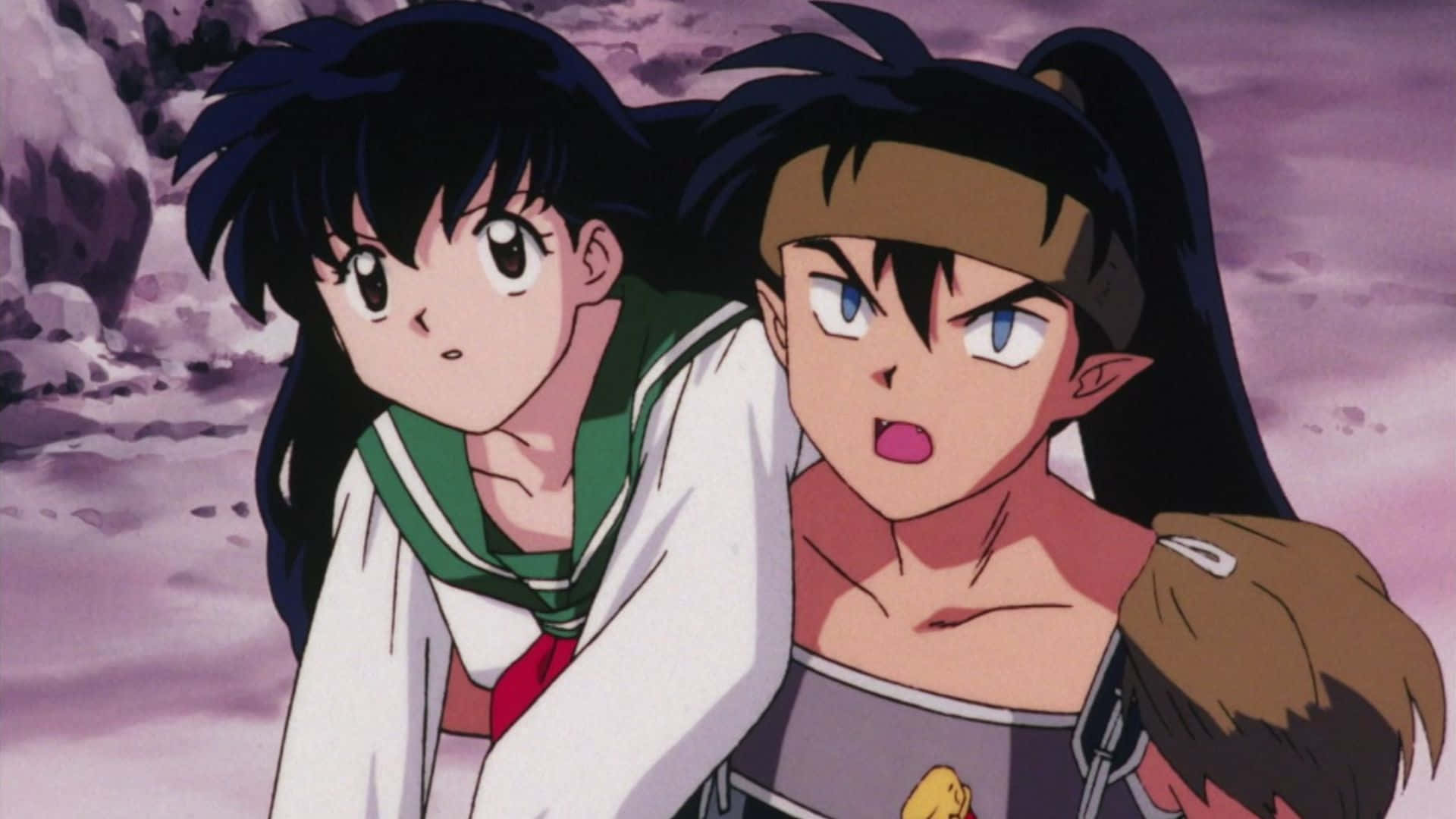 Inuyasha Koga 桌布 壁紙 — 兩個深色頭髮、眼神豐富的動漫角色，在紫色岩石背景下緊密站立。