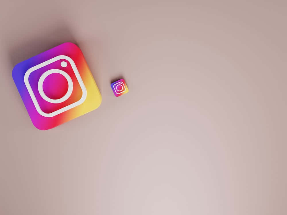 Instagram Black Logo 桌布 壁紙 — 兩個漸層 Instagram 應用程式圖示，一個大一個小，放在柔軟的米色表面上，投射出微妙的陰影。