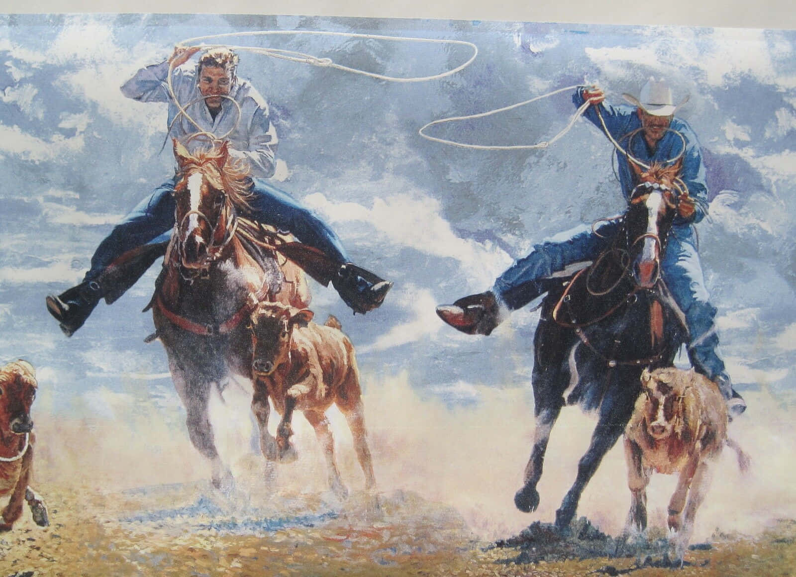 Roping 桌布 壁紙 — 兩個牛仔騎著奔騰的馬，揮舞套索捕捉小牛，在陰天天空下揚起灰塵。