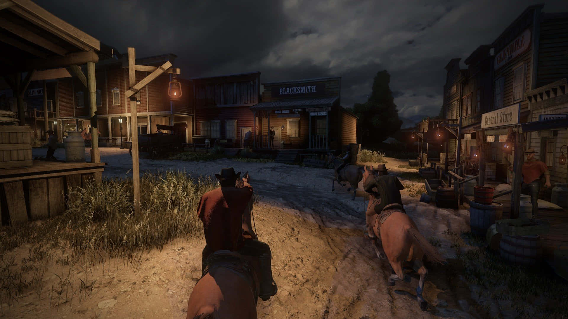 Wild West 桌布 壁紙 — 兩個牛仔騎馬穿過夜晚塵土飛揚的西部小鎮，燈籠閃爍，鐵匠鋪和雜貨店等建築物清晰可見。