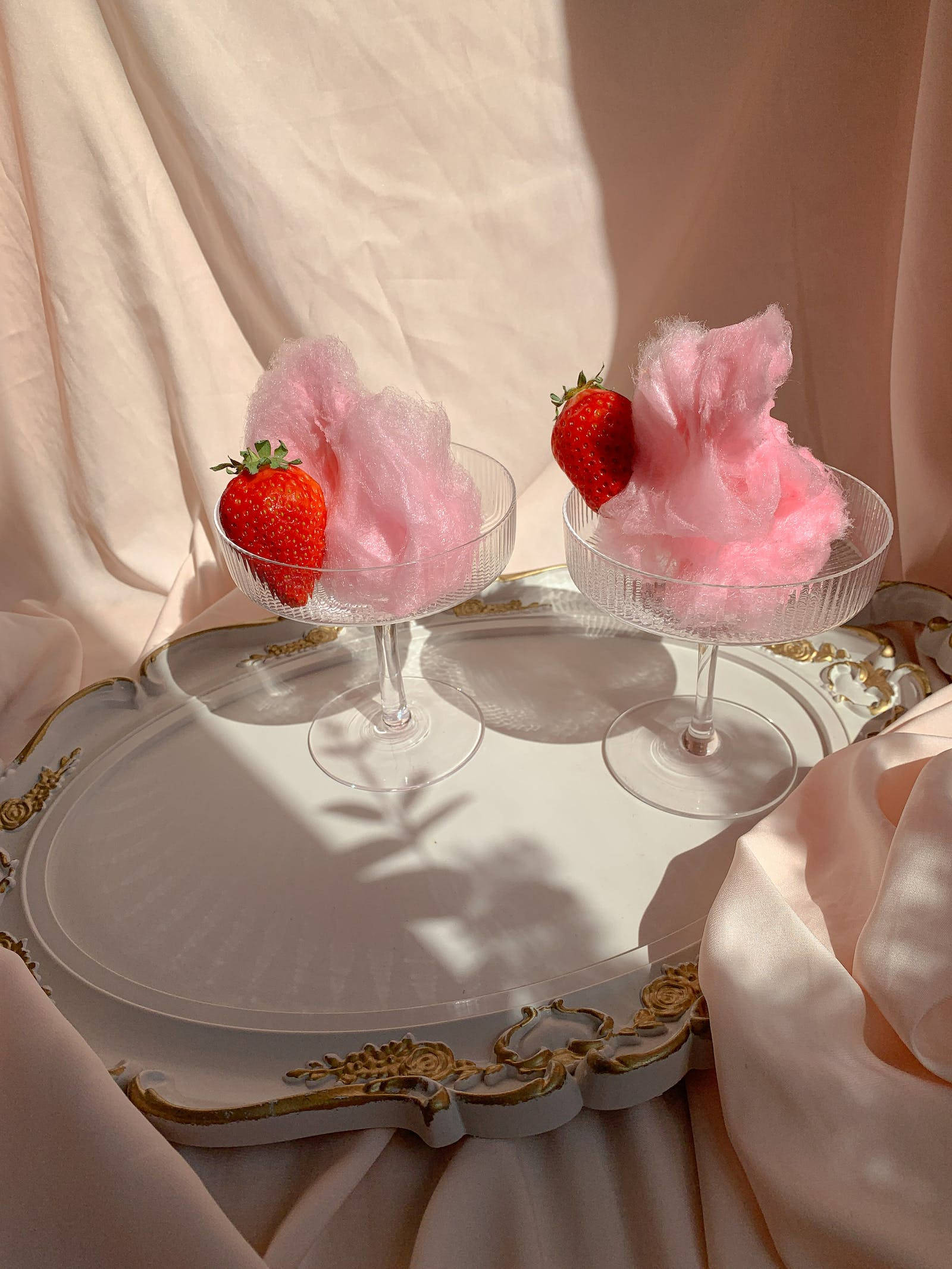 Aesthetic Photography 桌布 壁紙 — 兩個玻璃杯裝滿粉紅色棉花糖和新鮮草莓，放在一個鋪著柔軟粉紅色布料的華麗托盤上。