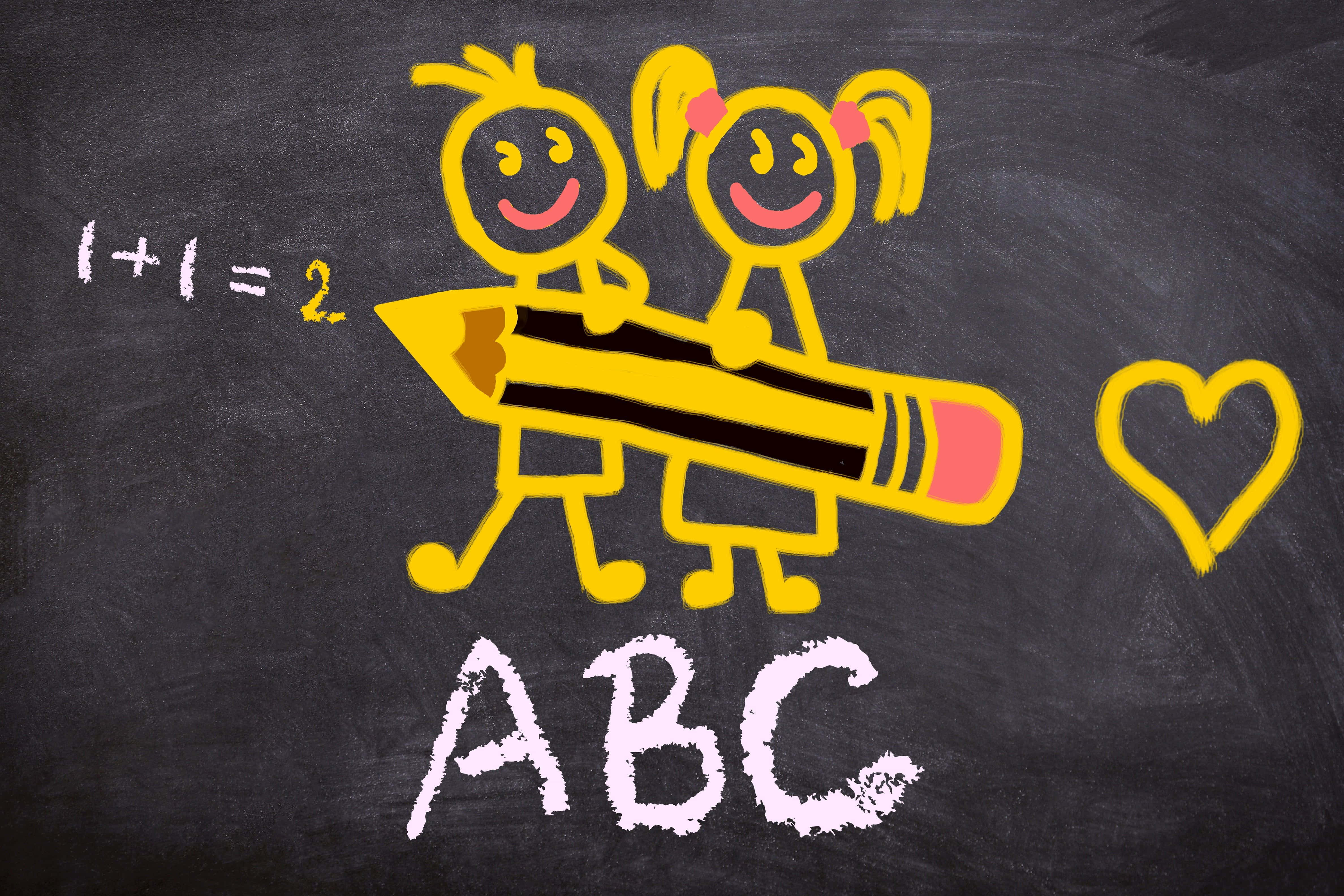 abc 桌布 壁紙 — 兩個用黃色粉筆畫的開心小孩拿著一支巨型鉛筆，在有愛心的黑板上ABC和1+1=2旁邊。