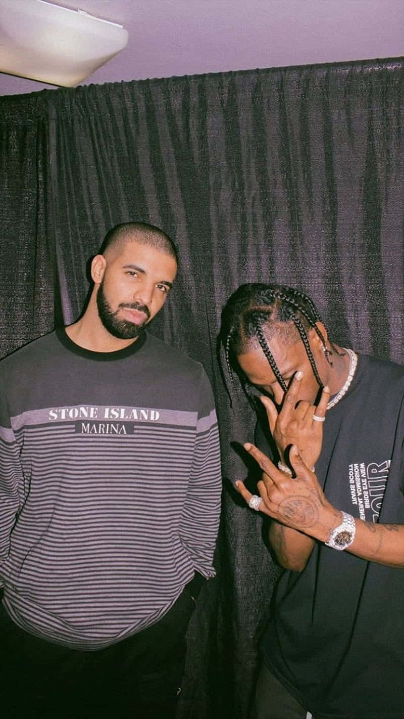 Aesthetic Drake 桌布 壁紙 — 兩個男人在一個光線昏暗、有紫色牆壁和黑色窗簾的房間裡擺姿勢，一個看著鏡頭，另一個用手遮住臉。