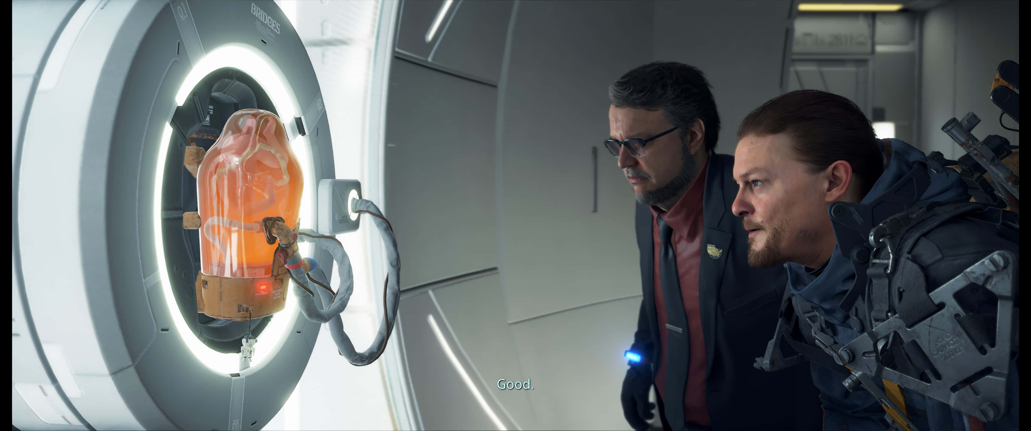 3440x1440p Death Stranding 桌布 壁紙 — 兩個男人在一個未來實驗室中觀察一個圓形腔室內的橙色發光容器。