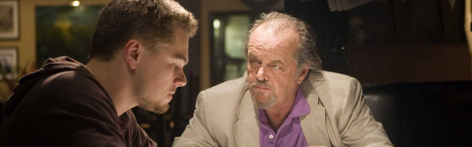 Actors 桌布 壁紙 — 兩個男人在昏暗的房間裡面對面，進行緊張的對話，表情嚴肅。
