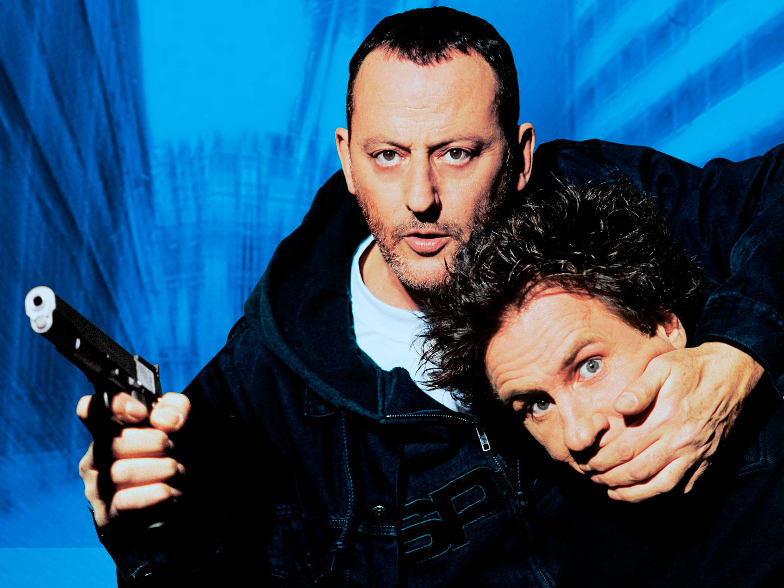 jean reno 桌布 壁紙 — 兩個男人在緊張的對峙中，一個拿著槍，另一個在充滿活力的藍色背景下顯得驚恐萬分。