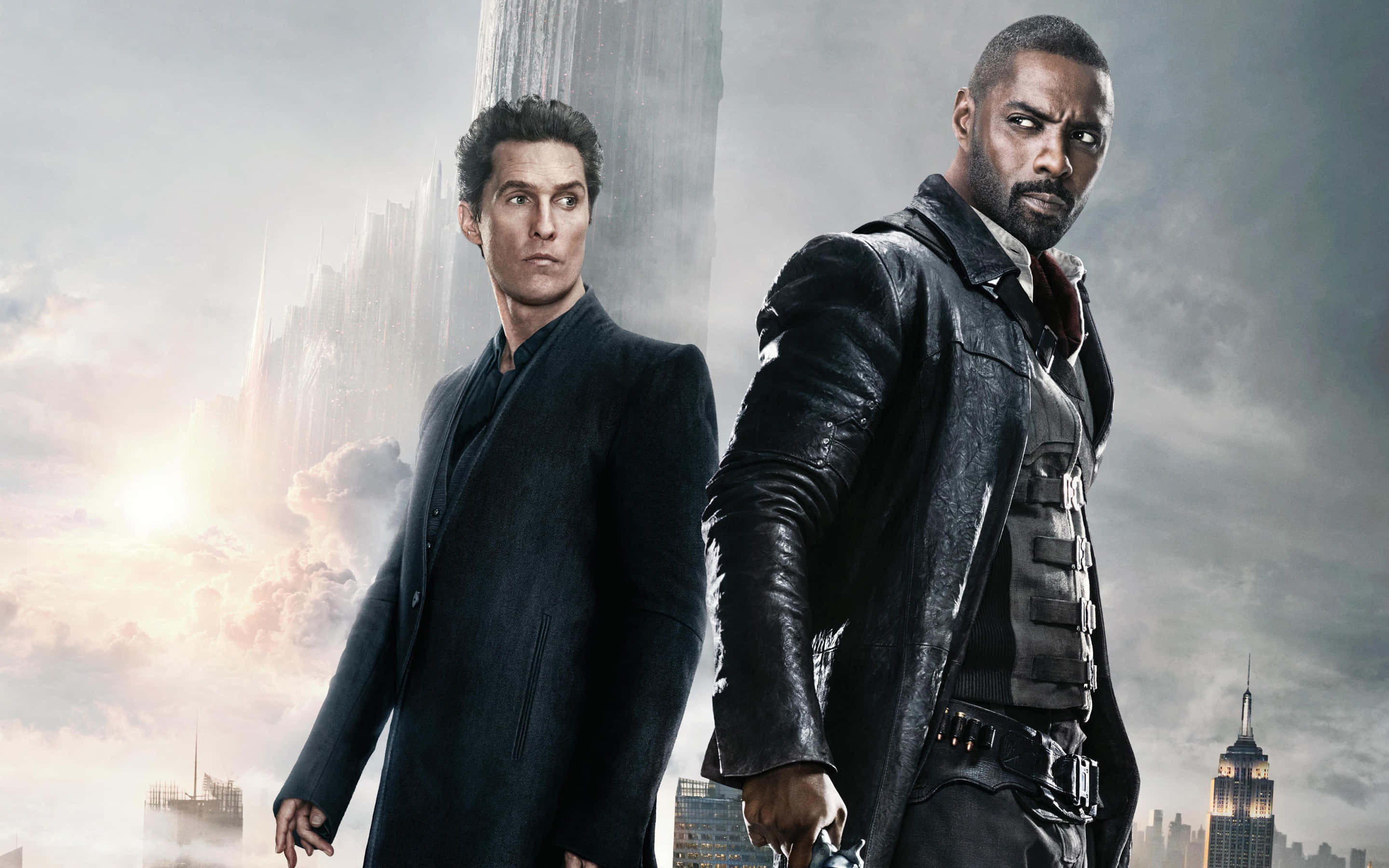 Dark Tower 桌布 壁紙 — 兩個男人在風暴中的城市景觀中挑釁地站立，背景是高聳的摩天大樓和雲層後發光的太陽。