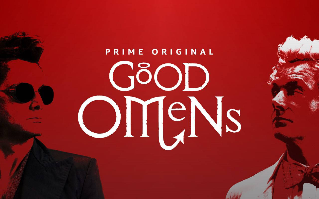 Good Omens 桌布 壁紙 — 兩個男人在鮮紅色背景上夾著大膽的白色「Good Omens」標題，一個戴太陽眼鏡，另一個戴蝴蝶結領結。