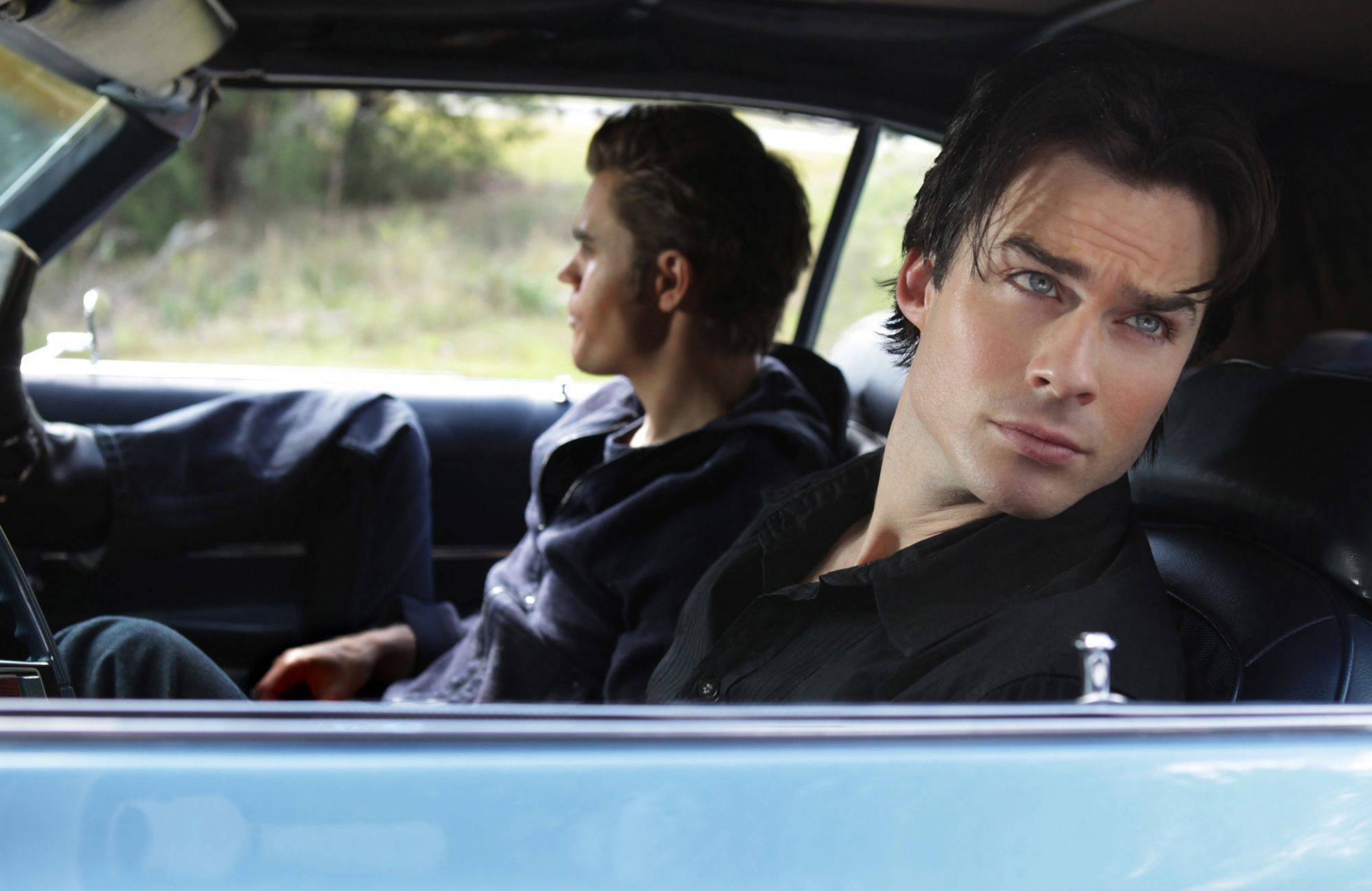 The Vampire Diaries 桌布 壁紙 — 兩個男人坐在一輛復古敞篷車裡，一個向前看，另一個凝視著相機。