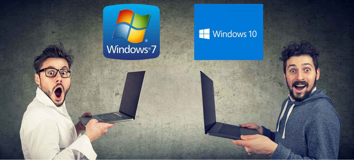 Windows 7 桌布 壁紙 — 兩個男人戲劇性地反應，手持筆記型電腦，Windows 7 和 Windows 10 標誌漂浮在他們上方。