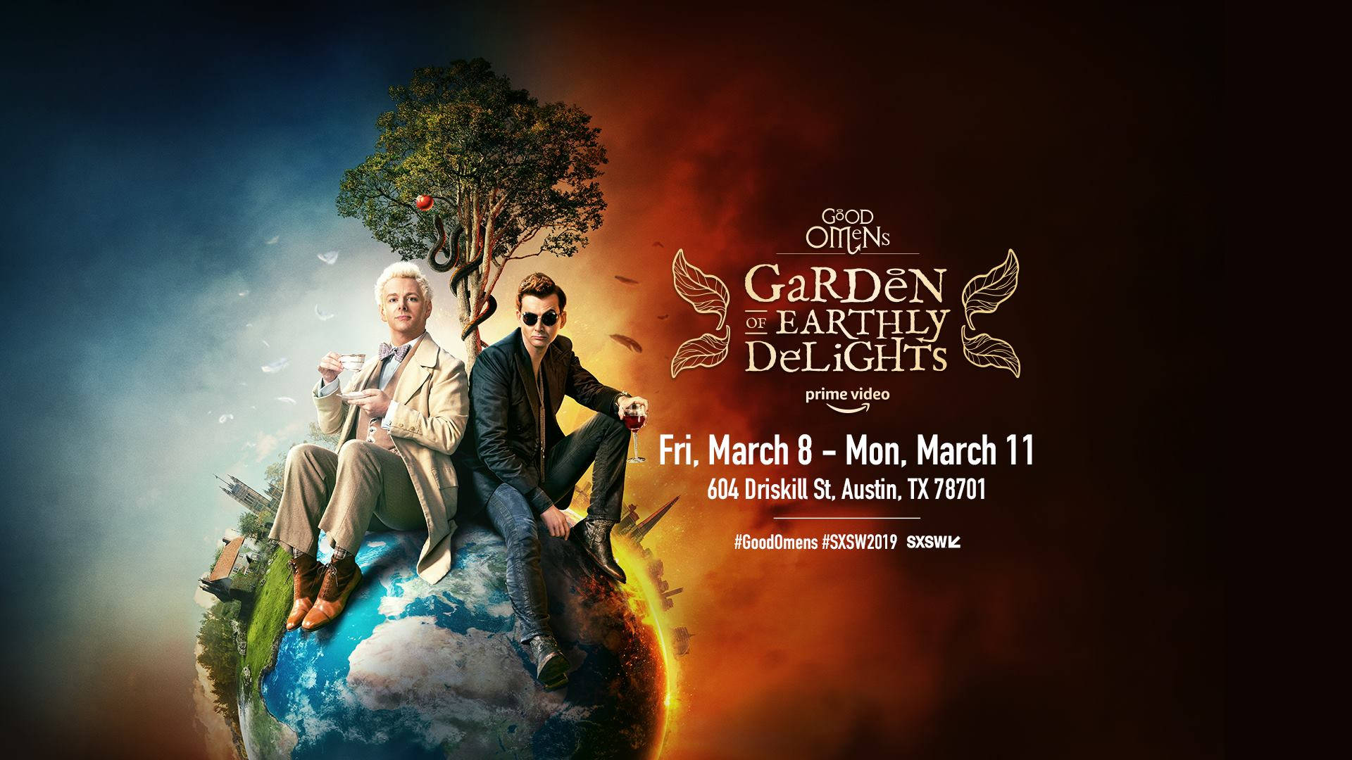 Good Omens 桌布 壁紙 — 兩個男人放鬆地坐在一個地球儀上，上面長著一棵樹，背景是分裂的藍色和火橙色天空。