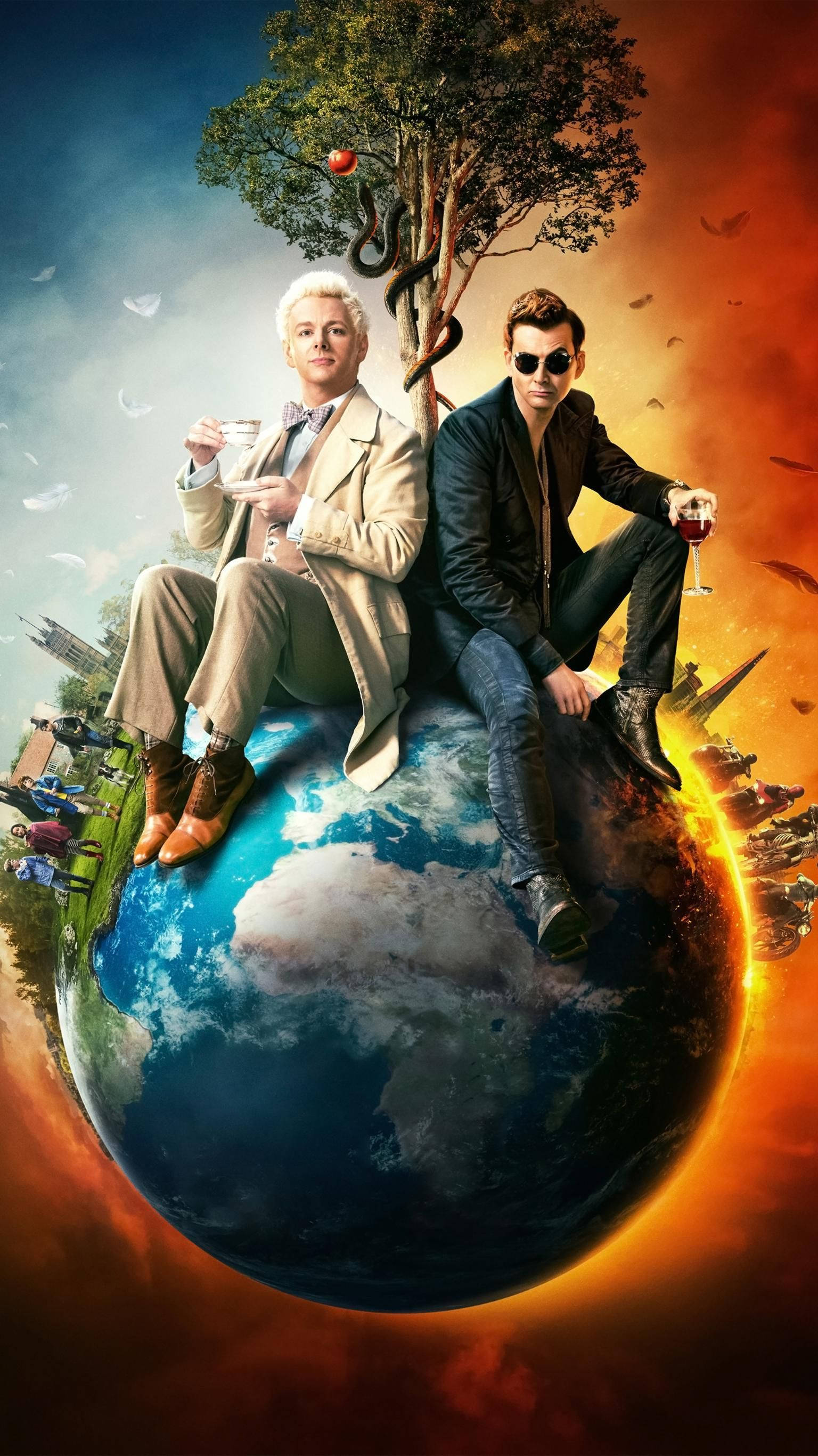 Good Omens 桌布 壁紙 — 兩個男人放鬆地坐在一個地球儀上，上面有一棵樹和一條蛇，手持飲品，背景是熾熱的宇宙。