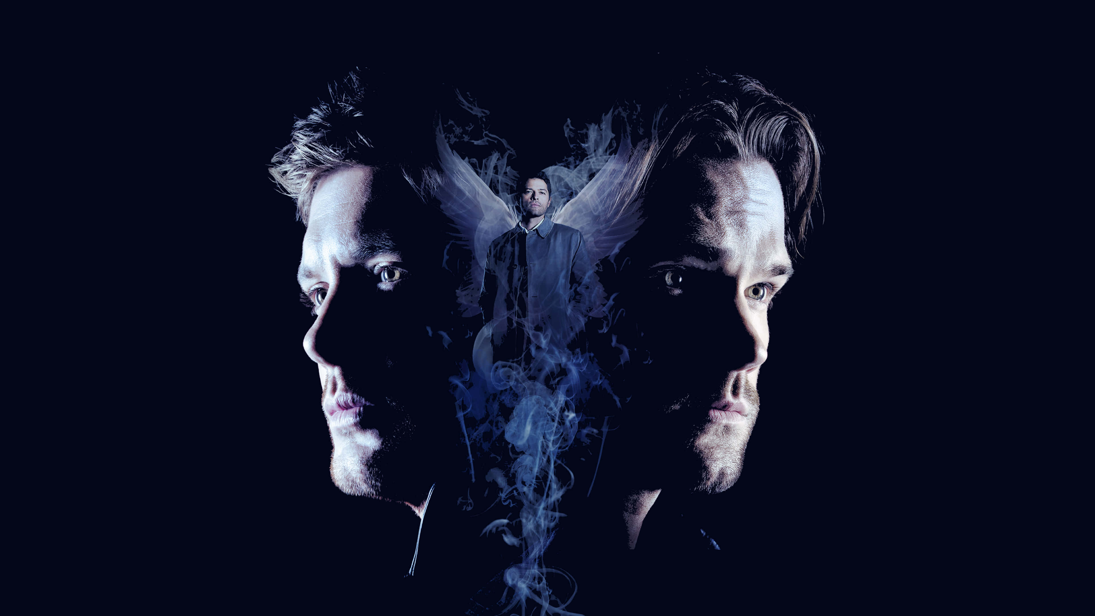 dean winchester 桌布 壁紙 — 兩個男人的側面輪廓，中間是一個帶有天使翅膀的人物，從旋轉的煙霧中浮現，背景為深色。