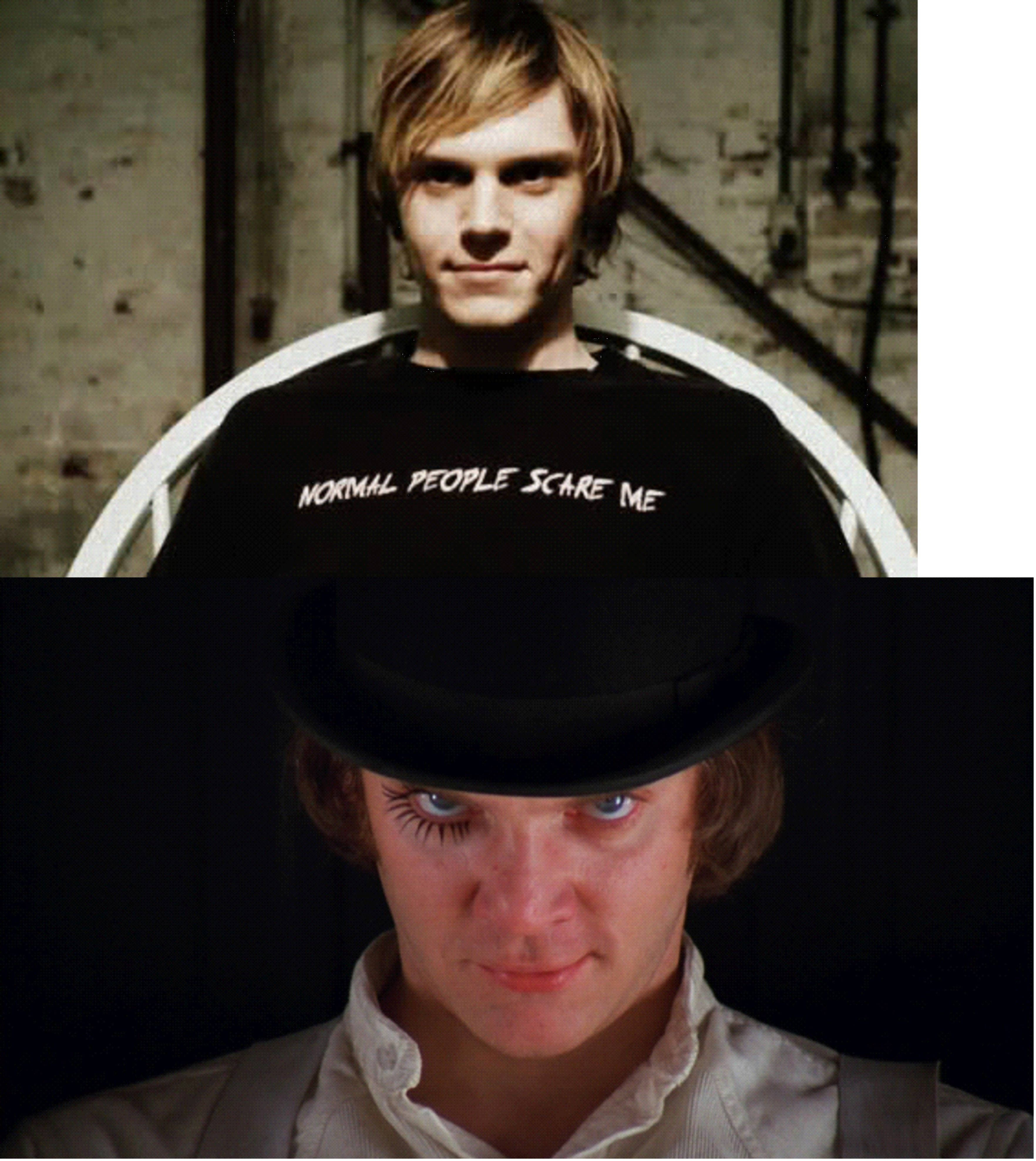 Tate Langdon 桌布 壁紙 — 兩個男人的分割肖像，一個穿著黑色T恤上有文字，坐在白色椅子上，另一個戴著高帽，在黑暗背景中有引人注目的藍眼睛。