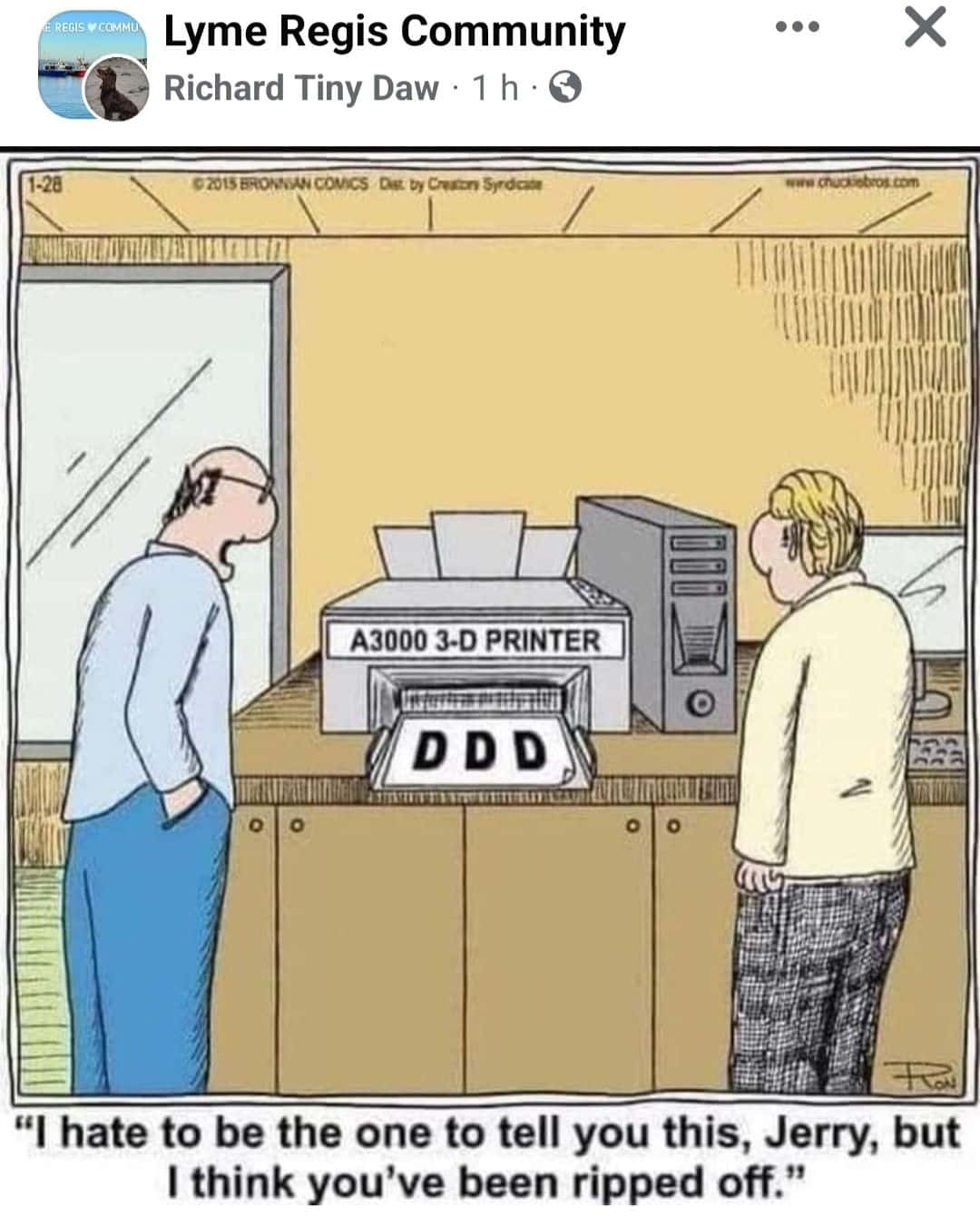 Technology Humor Memes 桌布 壁紙 — 兩個男人站在櫃檯前，盯著一台3D列印機吐出三個D字，像漫畫格一樣。
