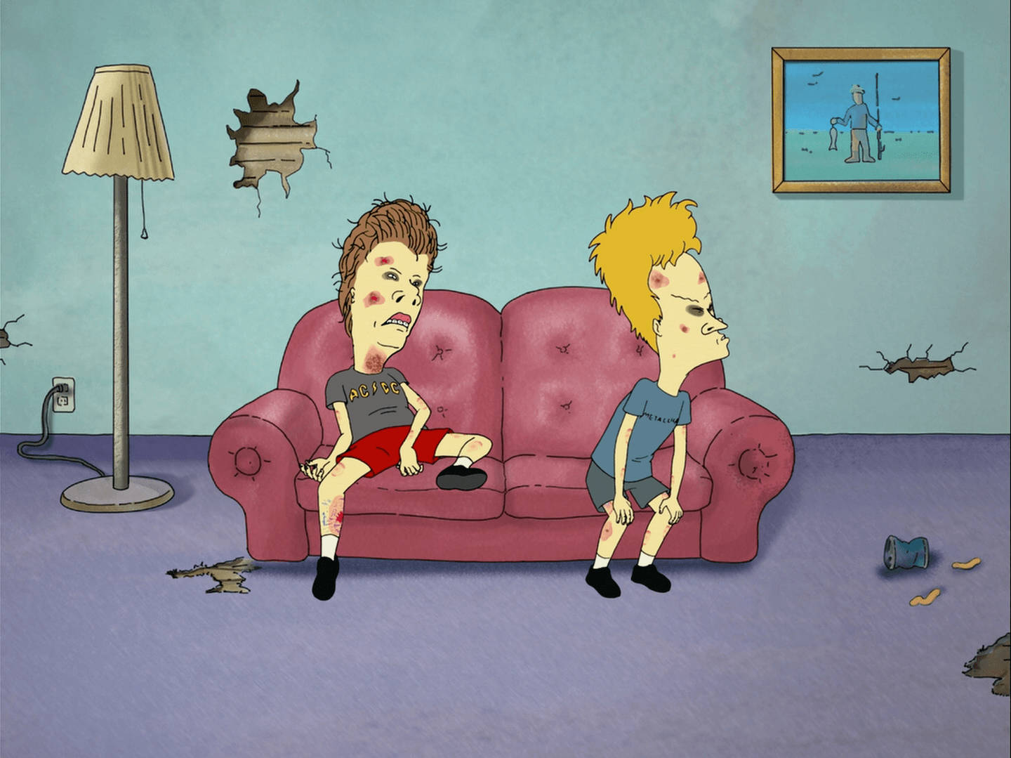 Beavis 桌布 壁紙 — 兩個瘀傷的卡通男孩坐在一張破爛的粉紅色沙發上，房間雜亂，牆上有洞，碎片散落一地。