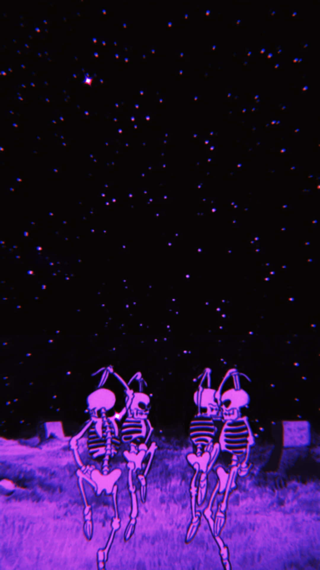 垃圾美學 桌布 壁紙 — 兩個發光的紫色骷髏在星光燦爛的夜空下，在一片超現實的霓虹燈田野中跳舞。