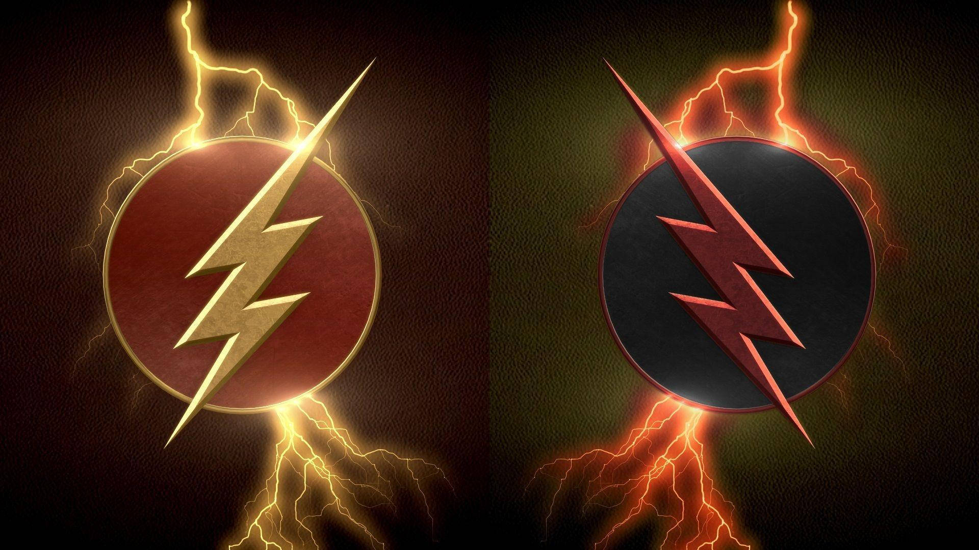 Flash 桌布 壁紙 — 兩個發光的閃電標誌，一個金色在紅色上，一個紅色在黑色上，被劈啪作響的能量包圍，背景為深色紋理。