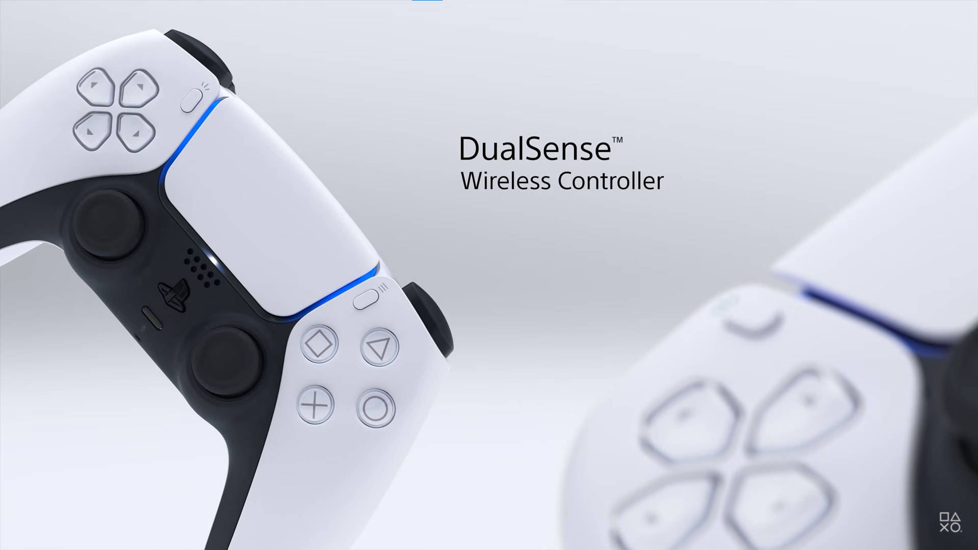 PS5 動態圖片 桌布 壁紙 — 兩個白色PlayStation DualSense手把的特寫，帶有藍色燈光點綴，襯托極簡白色背景。