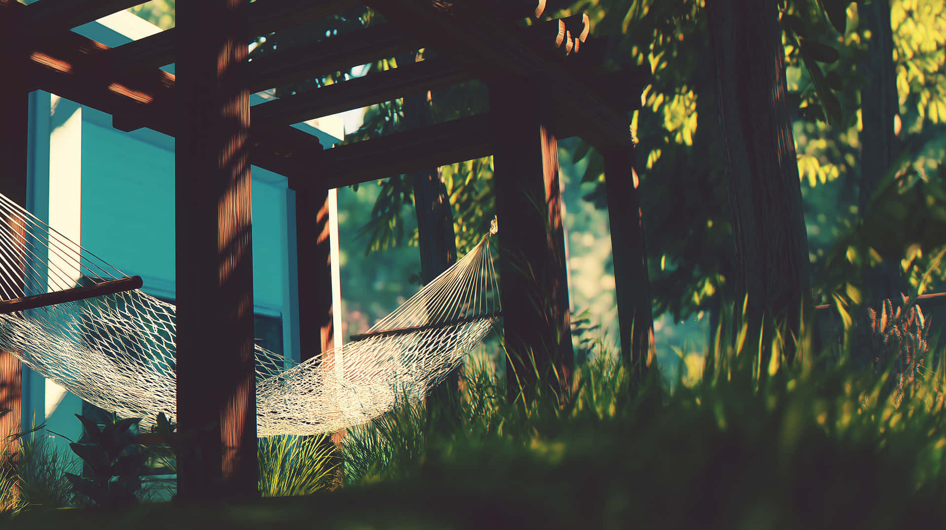Serene Hammock Scene in Shady Pergola Garden Setting 壁紙 — 兩個白色吊床掛在木製涼棚下，周圍環繞著茂密的綠草和樹木，陽光穿透其中。