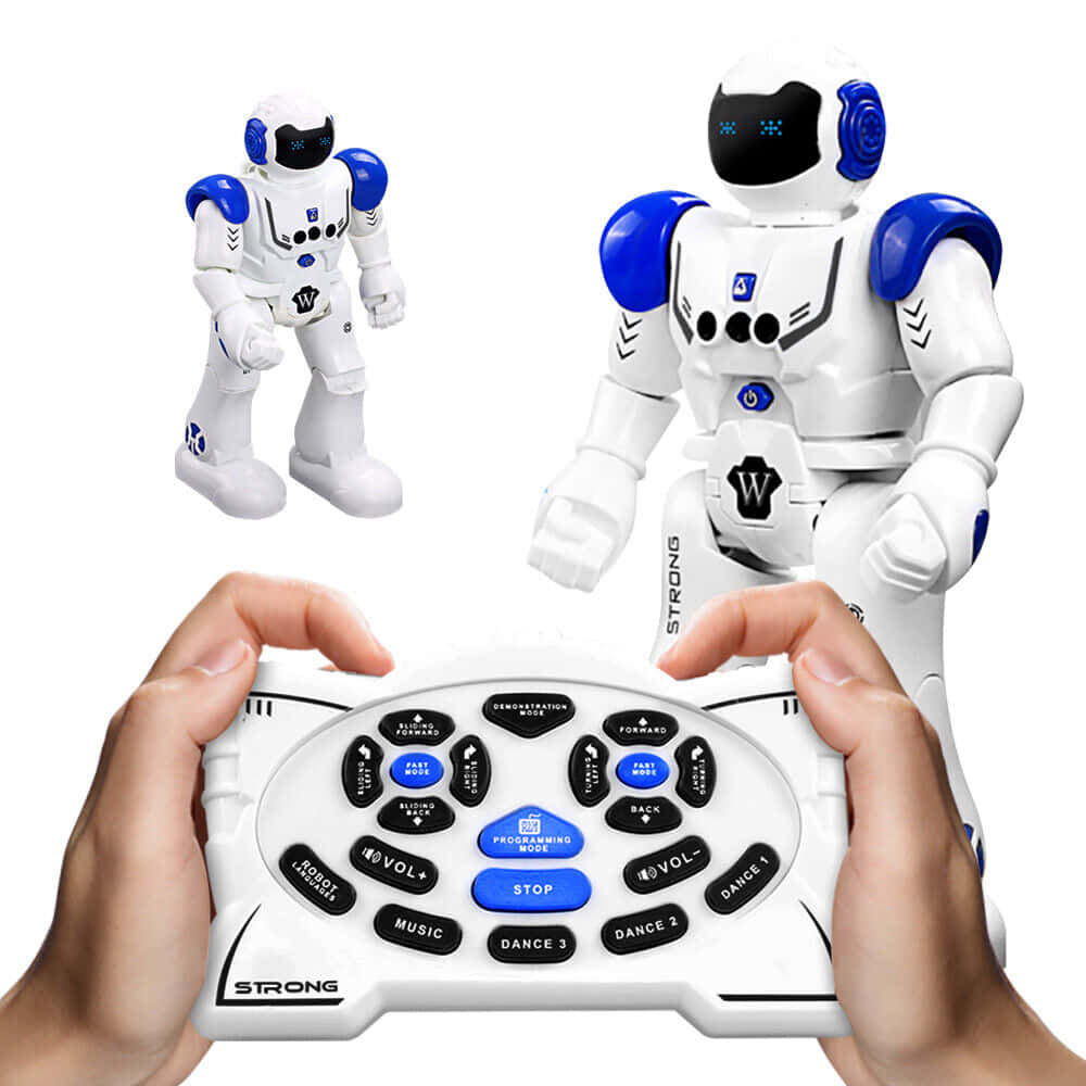 toys 桌布 壁紙 — 兩個白色和藍色的機器人玩具站在一個由手拿著的詳細遙控器旁邊。