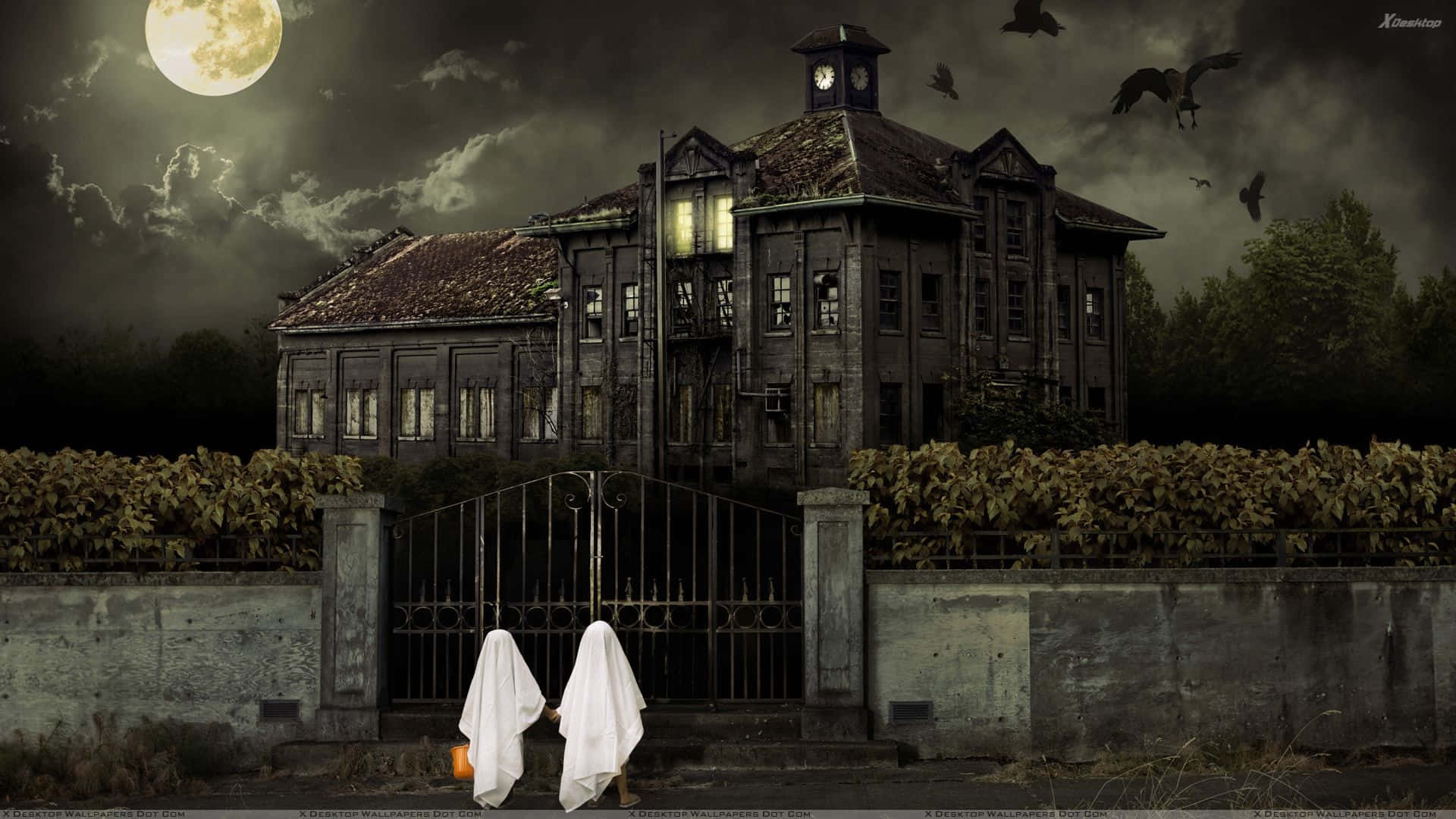 Scary Halloween Desktop 桌布 壁紙 — 兩個白色床單鬼魂站在滿月下、烏鴉飛過的破舊大宅閘門前。