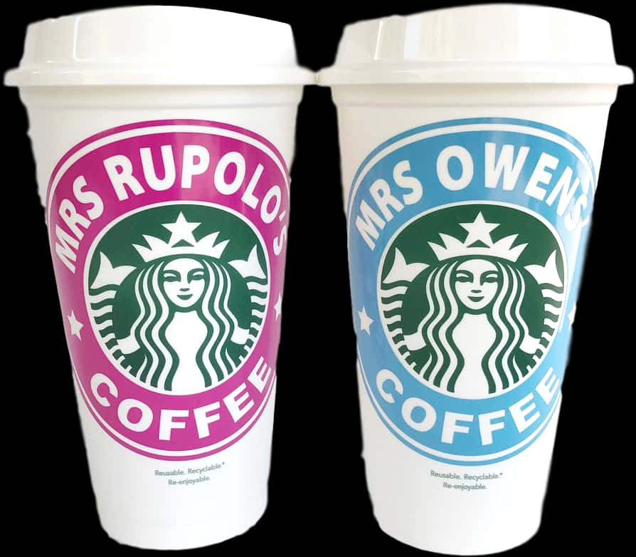 Starbucks Coffee 桌布 壁紙 — 兩個白色星巴克風格杯子，帶有自訂的粉紅色和藍色標誌，上面寫著 Mrs Rupolo's Coffee 和 Mrs Owens Coffee，背景為黑色。