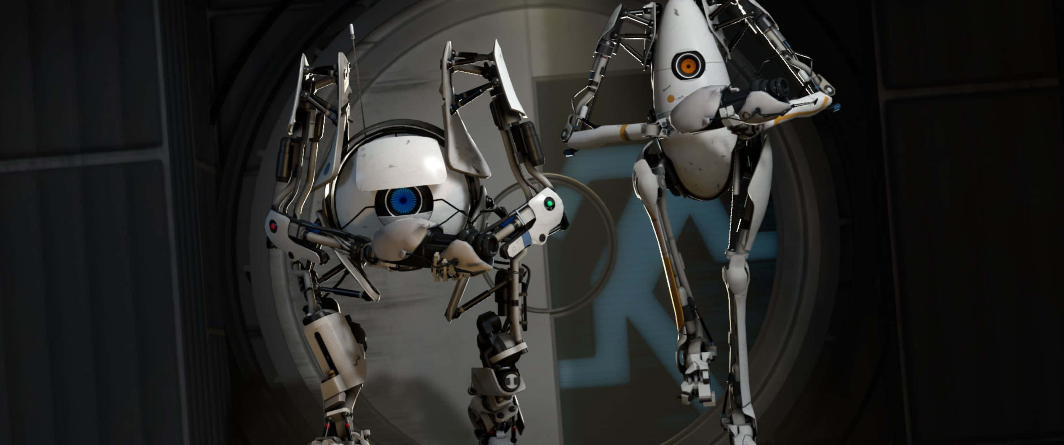 3440x1440p Portal 2 桌布 壁紙 — 兩個白色機器人同伴，擁有藍色和橙色眼睛，站在燈光昏暗的未來主義走廊中。