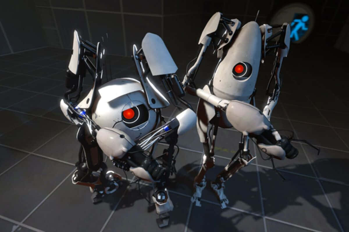 Portal Characters 桌布 壁紙 — 兩個白色機器人同伴，眼睛發出紅光，站在昏暗房間的瓷磚地板上。
