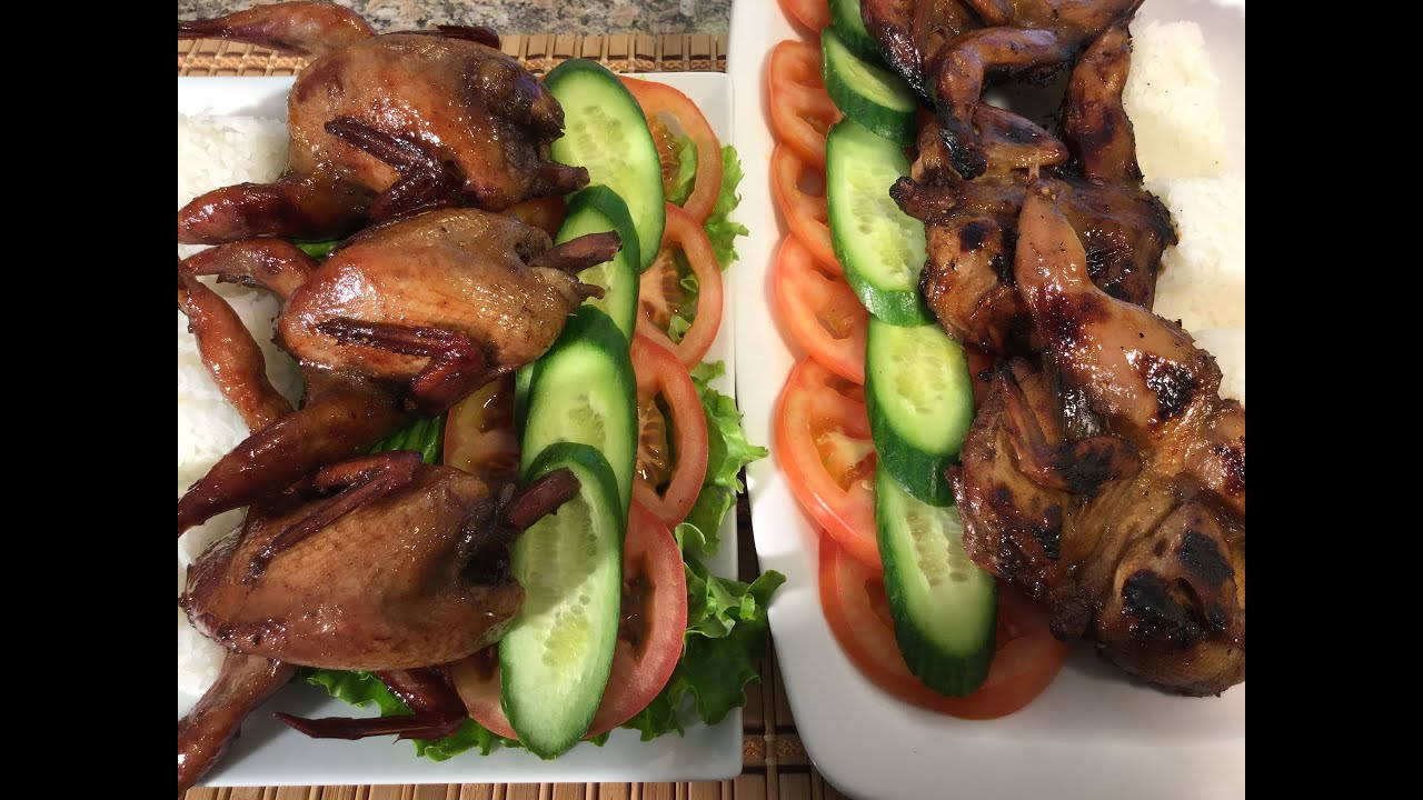 tomato 桌布 壁紙 — 兩個白色盤子盛裝烤鵪鶉串，搭配米飯、番茄、小黃瓜和生菜裝飾。