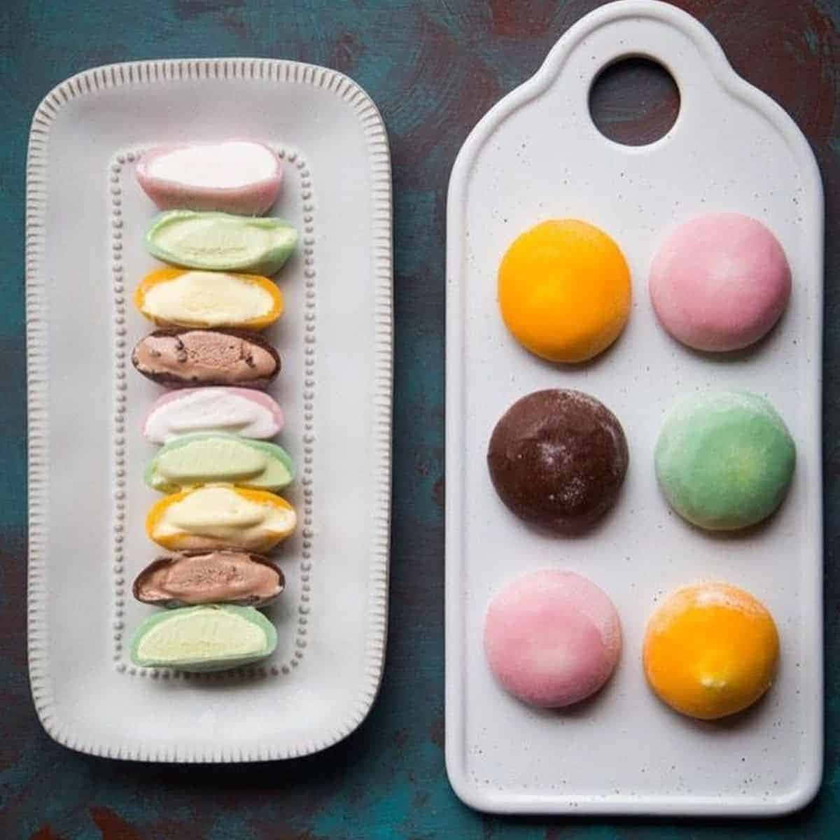 Japanese Sweets 桌布 壁紙 — 兩個白色陶瓷托盤上放著色彩繽紛的冰淇淋三明治和馬卡龍，背景是帶有紋理的青綠色。