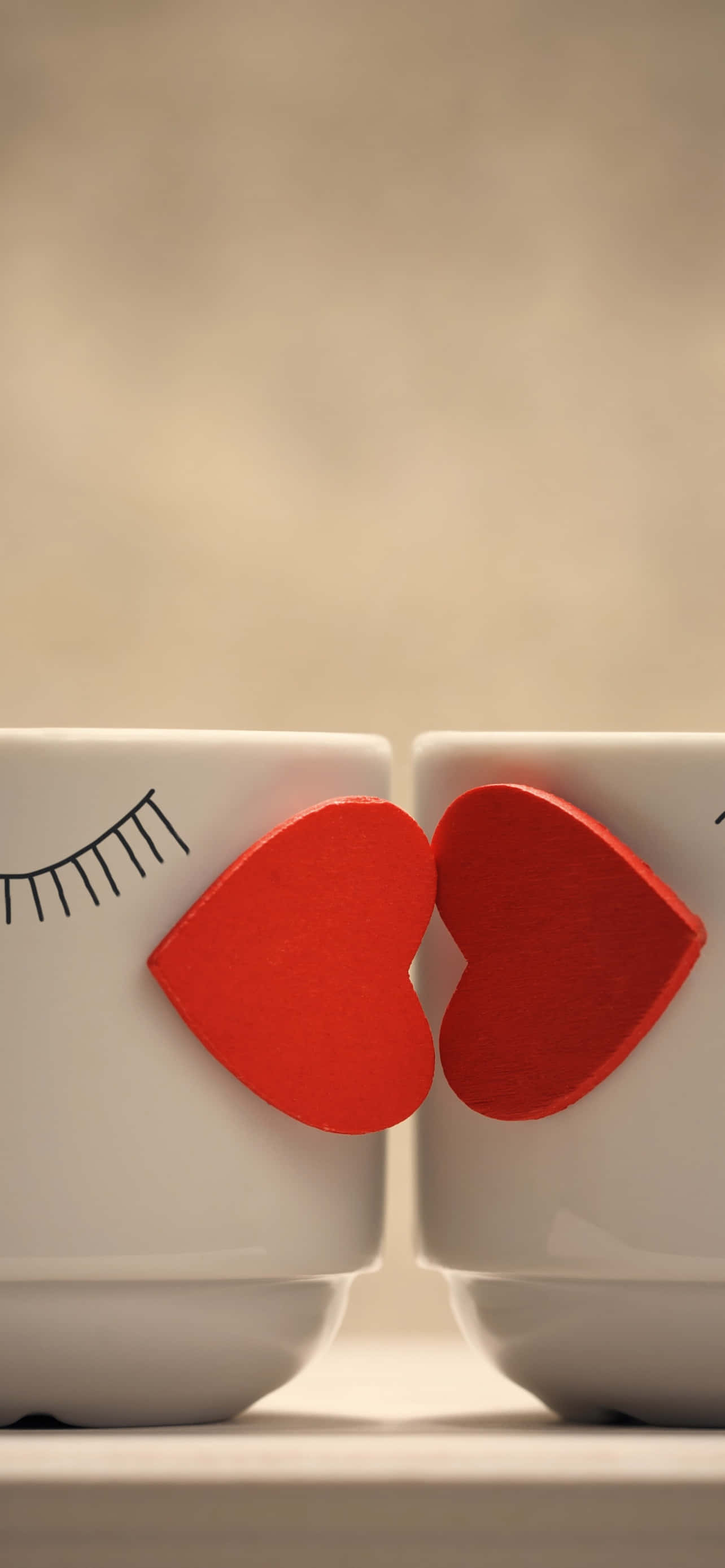 Cute Love 桌布 壁紙 — 兩個白色馬克杯，帶有紅色心形嘴唇和睫毛，在柔和的米色背景上互相親吻。