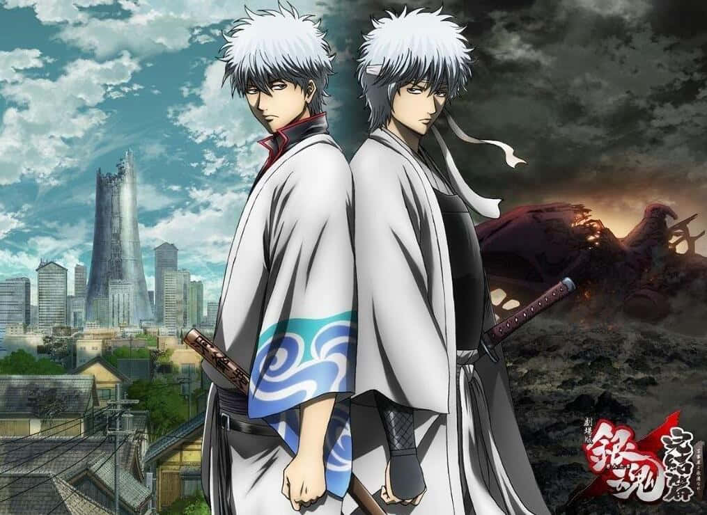 銀魂 桌布 壁紙 — 兩個白髮動漫武士背靠背站在城市景觀中手持劍，遠處有怪物爆發。