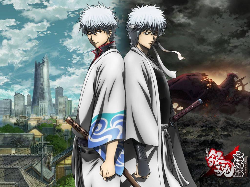 銀魂 桌布 壁紙 — 兩個白髮動漫武士背靠背站立，城市景觀分為現代摩天大樓和火熱廢墟。