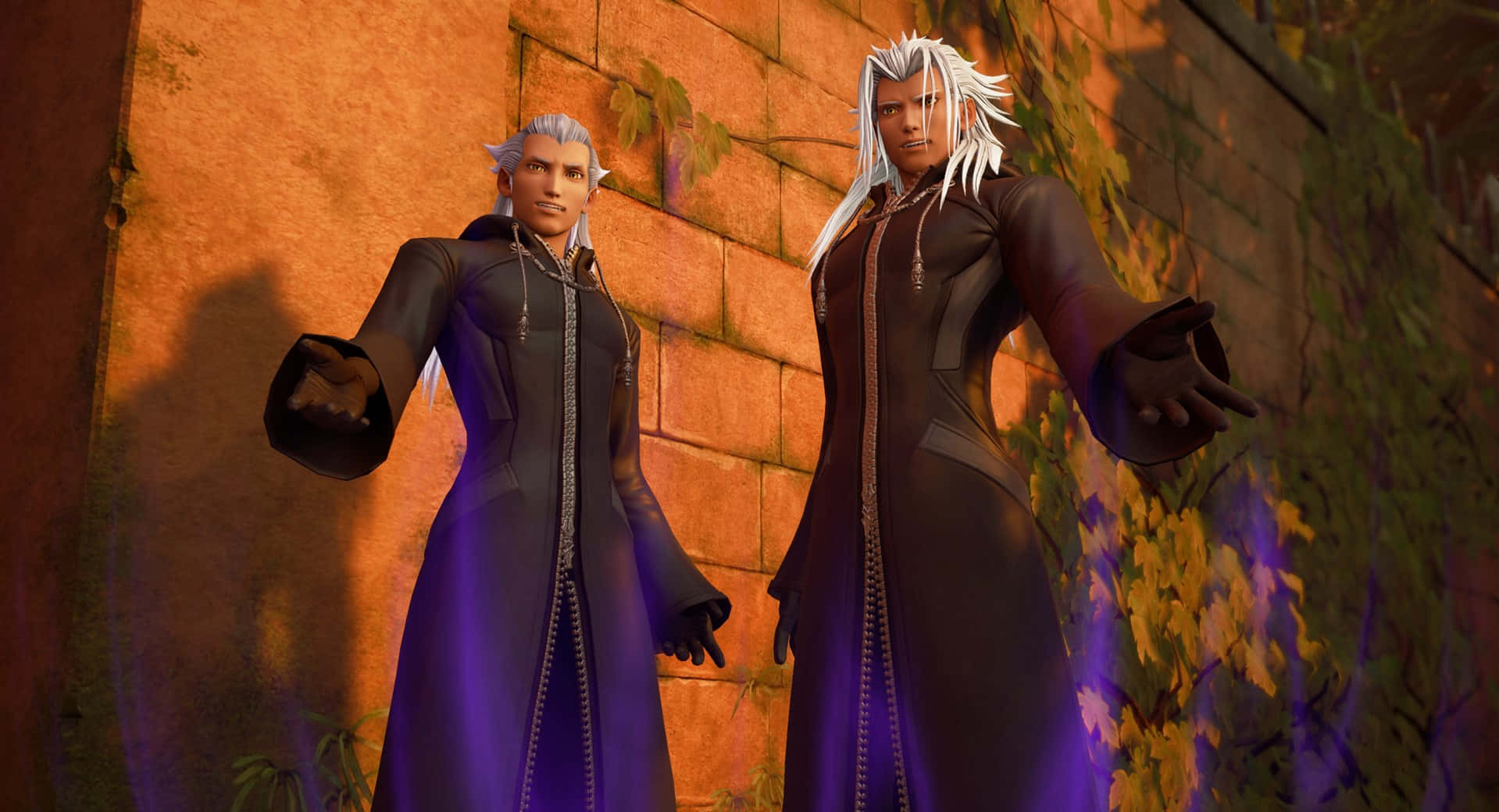 Ansem Seeker Of Darkness 桌布 壁紙 — 兩個白髮動漫風格角色站在石牆前，牆上沐浴在溫暖的橙色光線中，並有紫色發光的藤蔓。