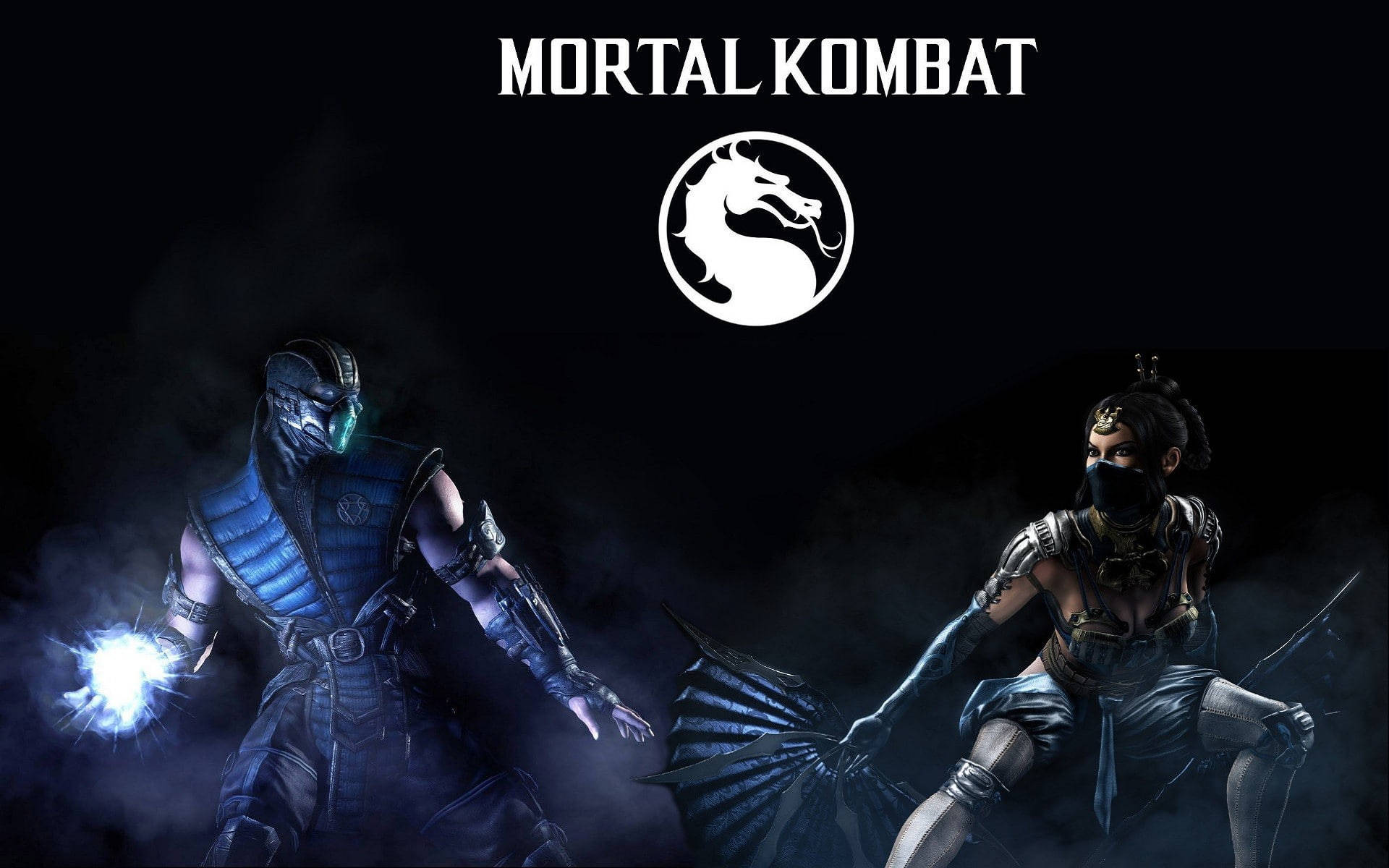 Sub-zero 桌布 壁紙 — 兩個真人快打戰士在黑暗煙霧中對峙，一個發出藍色能量，另一個揮舞著扇子。
