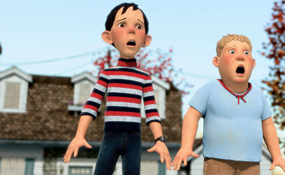 Monster House 桌布 壁紙 — 兩個睜大眼睛的動畫男孩，穿著條紋和藍色襯衫，震驚地站在郊區房屋前，周圍有秋天的樹木。