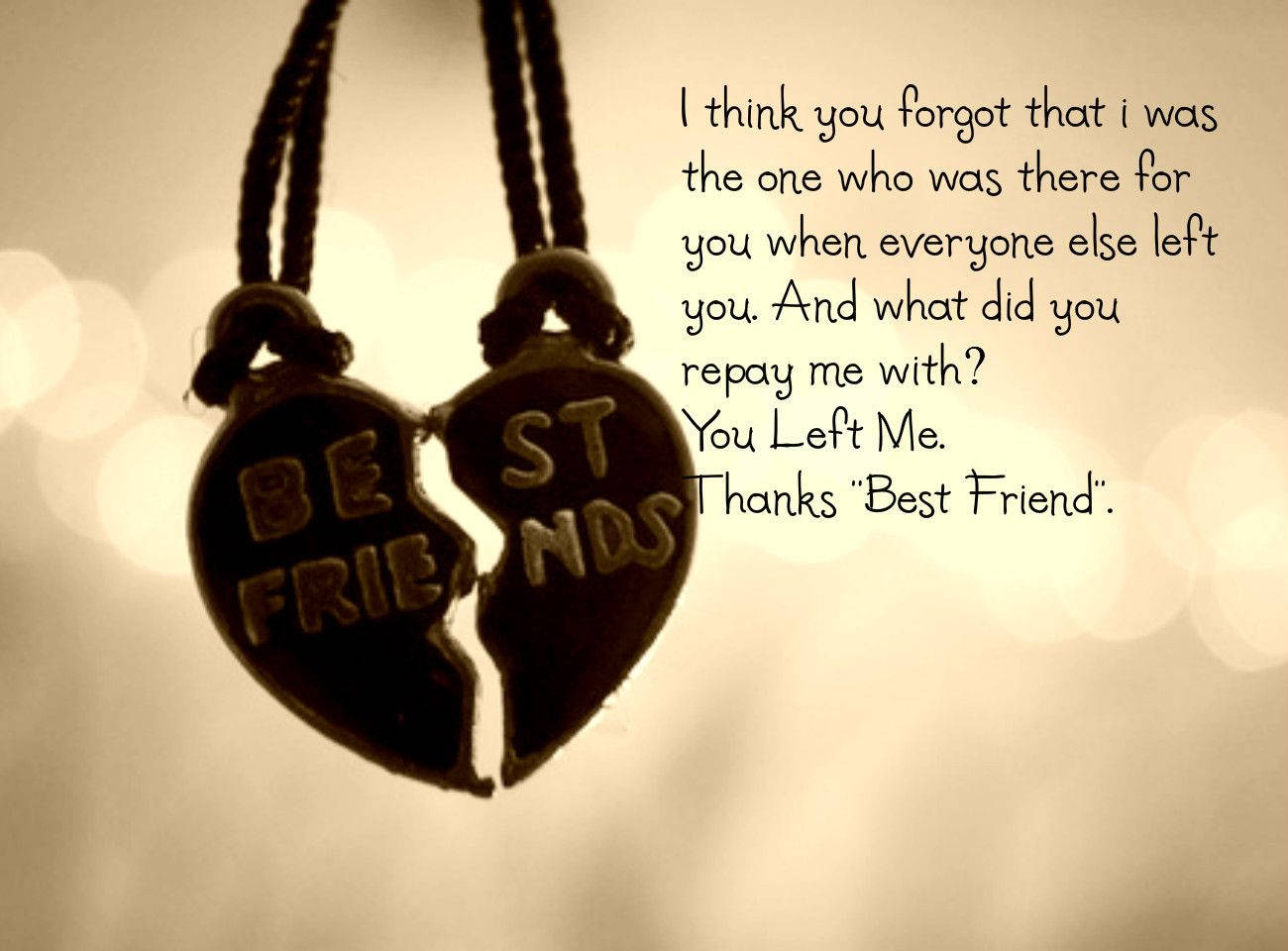 摯友 桌布 壁紙 — 兩個破碎的心形吊墜拼出「BEST FRIENDS」，掛在柔和的散景背景上，帶有令人心酸的告別訊息。