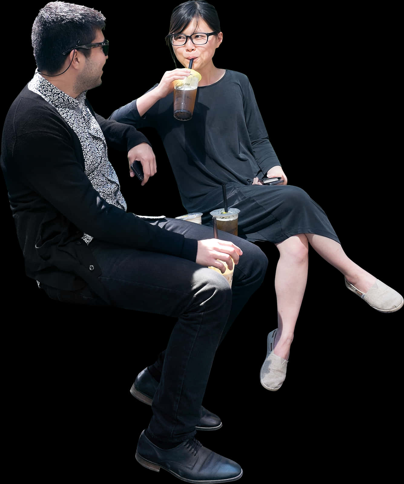 People Sitting 桌布 壁紙 — 兩個穿著休閒的人並排坐在黑色背景前，喝著冰涼飲料聊天。